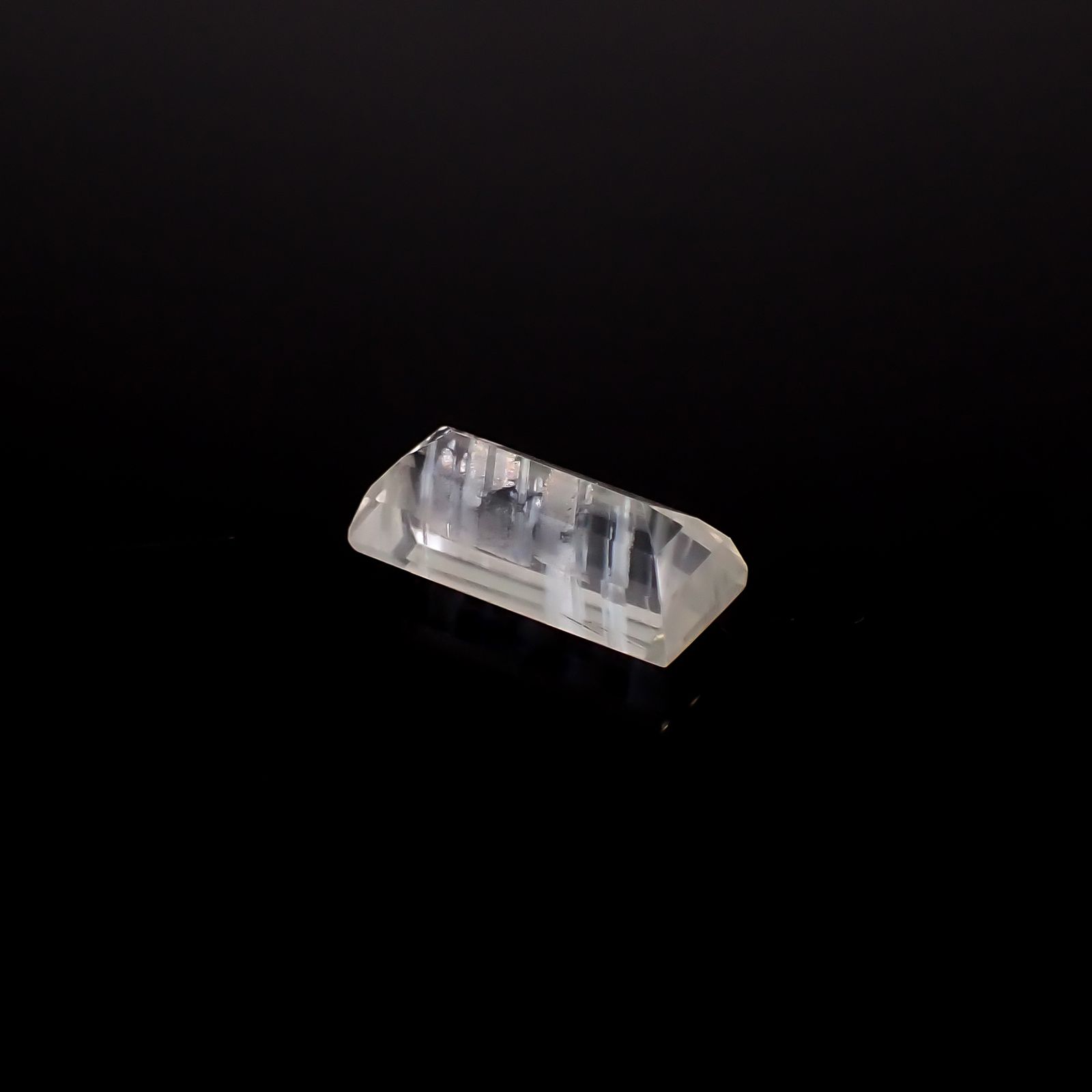 マラウイムーンストーン マラウイ共和国産 4.77ct / 14.6x6.4mm前後 [260331816]