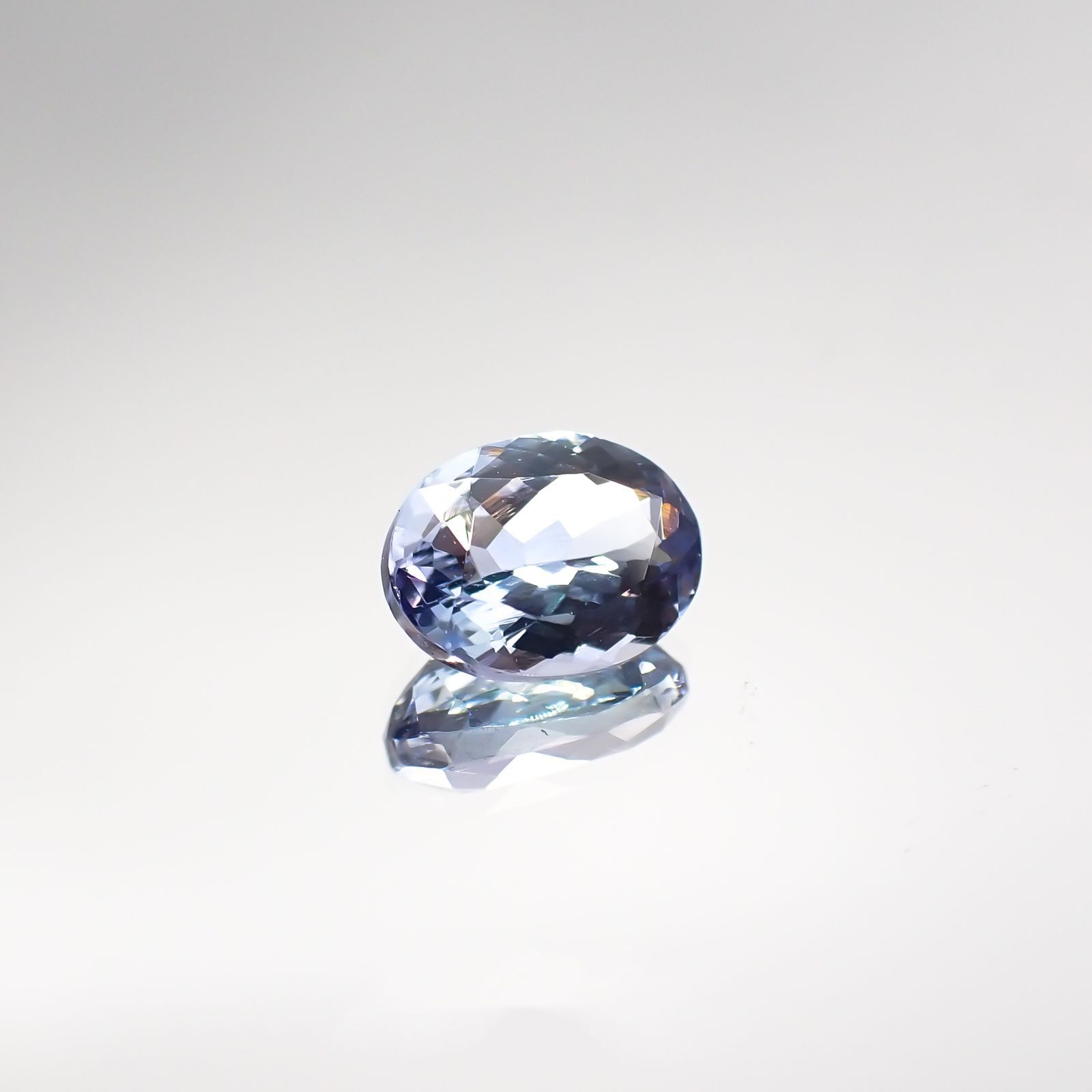 バイカラータンザナイト(宝石名タンザナイト) タンザニア産 1.544ct ソ付(彩珠)[210711819]8.1×6mm前後