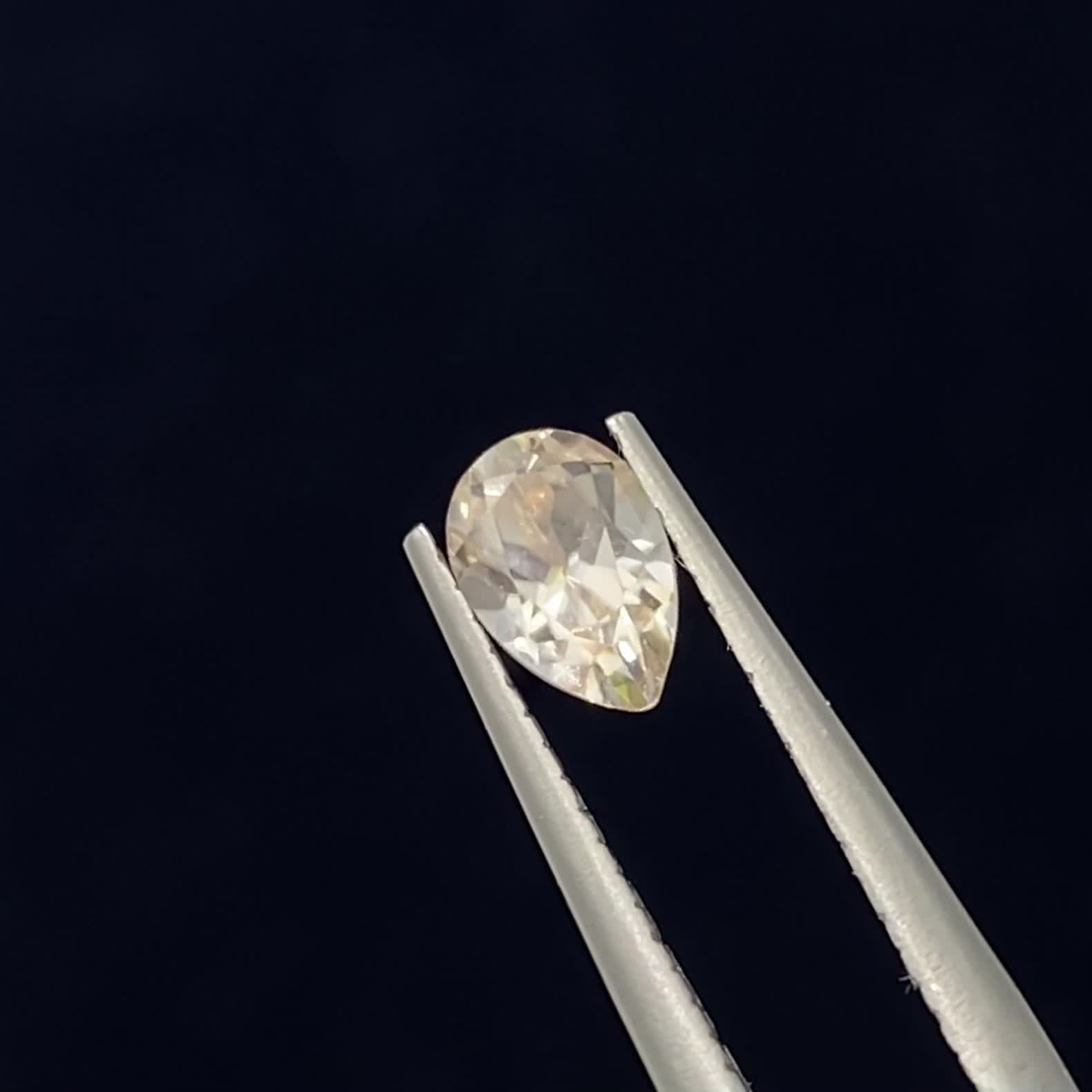 シャンパンカラージルコン スリランカ/カンボジア産 0.76ct / 6x4.1mm