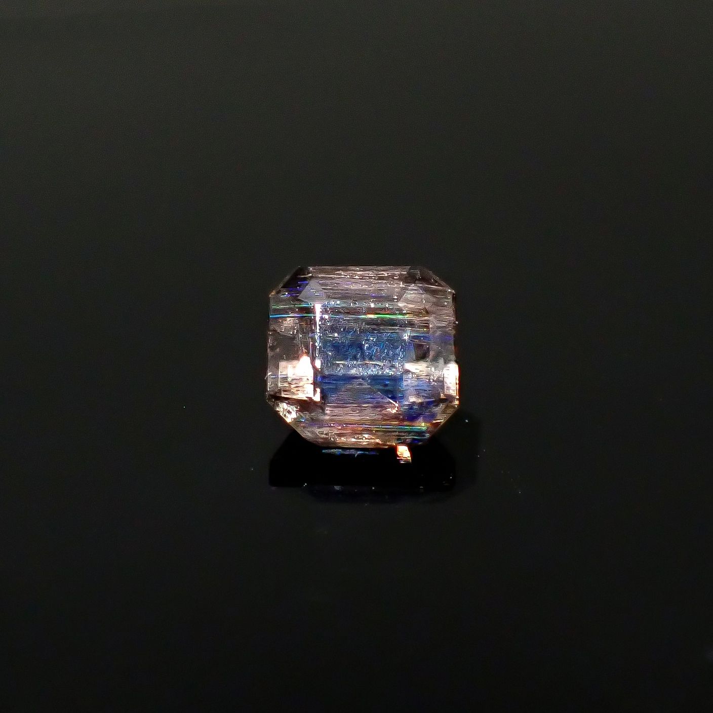 レインボースキャポライト ブラジル産 0.55ct / 5x5mm前後 [250931054]