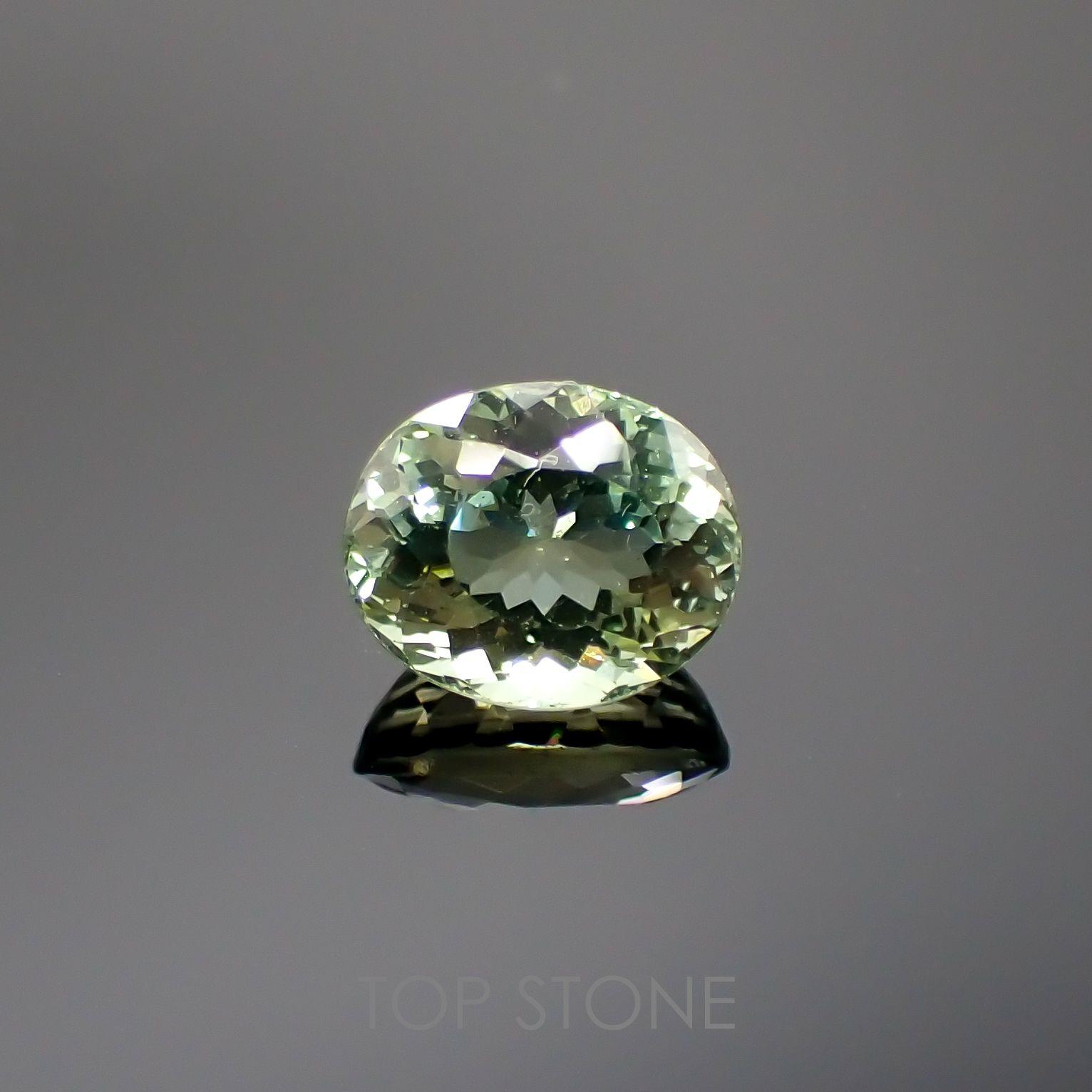 グリーンアパタイト(宝石名アパタイト) マダガスカル産 2.27ct 識別済[211113804]8.6×7.1mm前後