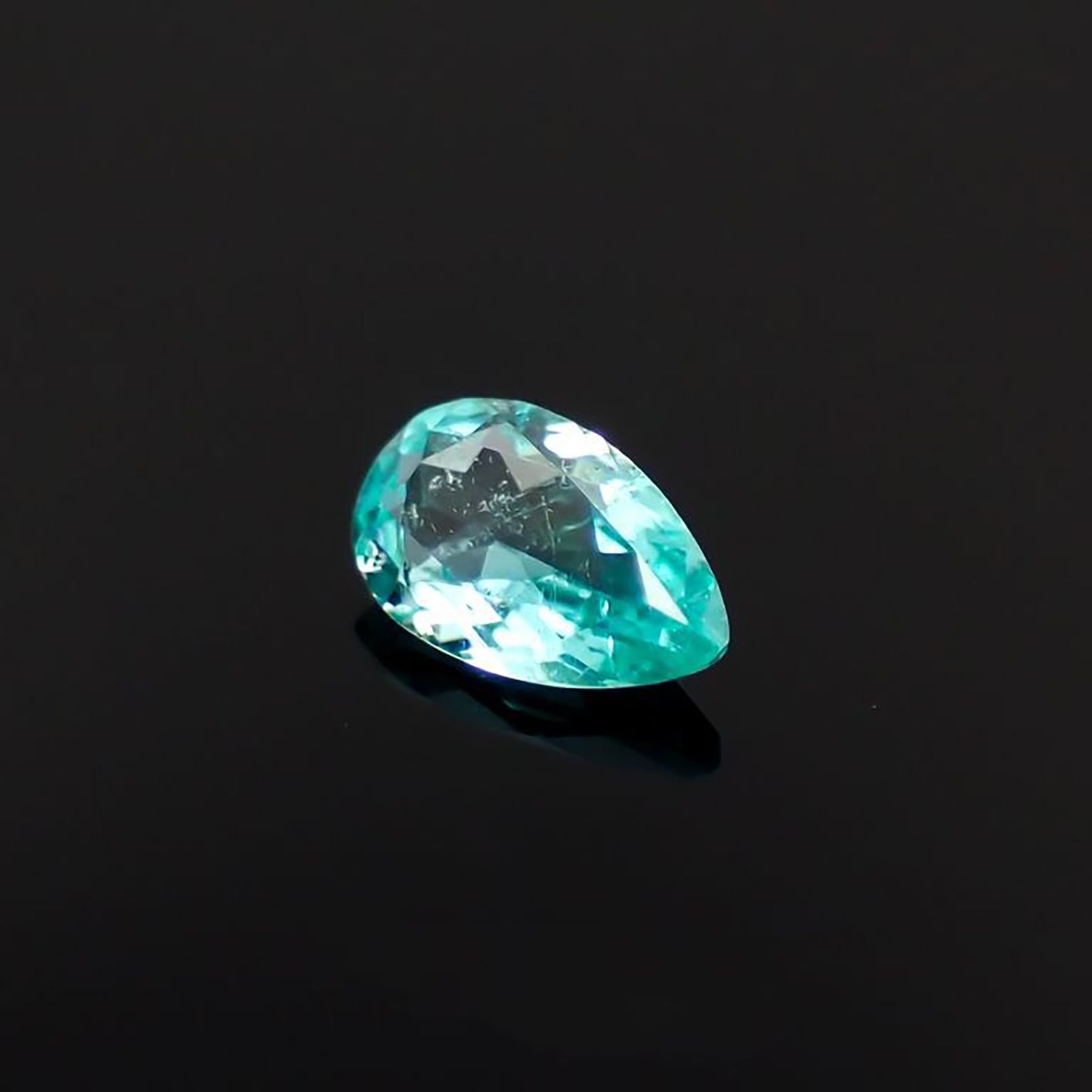 パライバトルマリン(宝石名トルマリン/別名パライバ・トルマリン)ブラジル産 ソ付(宝貴協) 0.150ct / 4.7x2.9mm前後 [260318782]