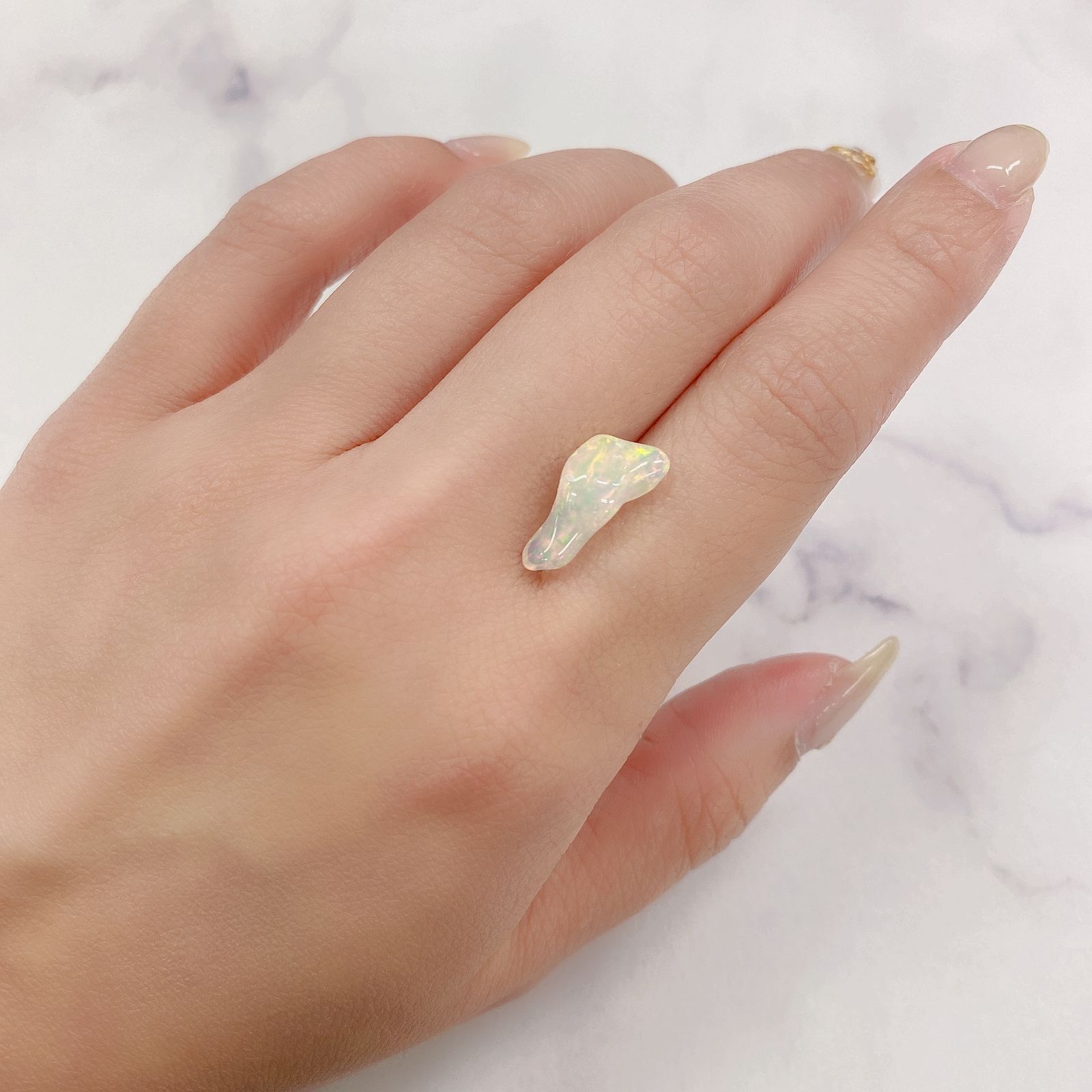 ◇バロック型◇エチオピアオパール(宝石名オパール) エチオピア産 2.39ct 識別済[210611394]16.5×7.1mm前後