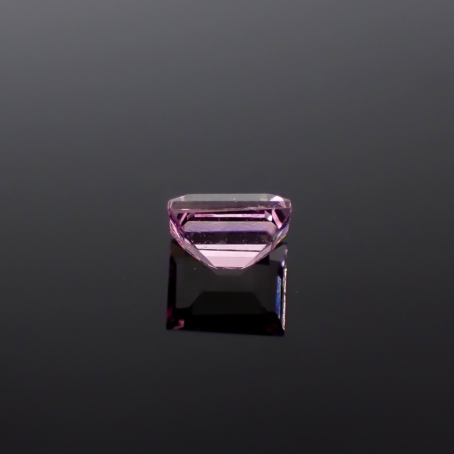 ピンクゾイサイト(宝石名ピンク・ゾイサイト)タンザニア産 ソ付(日独) 0.263ct / 3.88x3.25mm前後 [251231472]