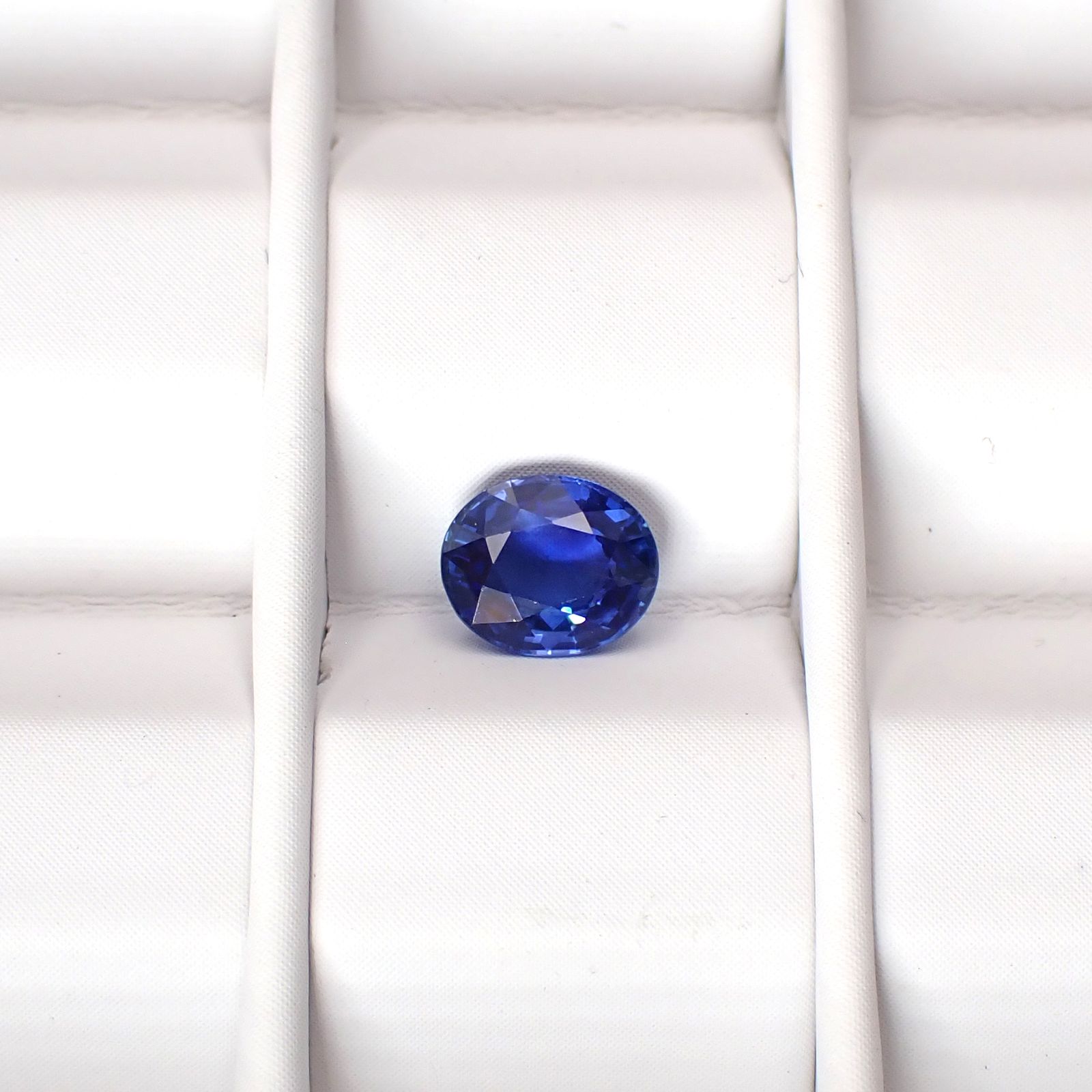 サファイア スリランカ/マダガスカル産 0.78ct / 6.1x5.1mm前後 [251031222]