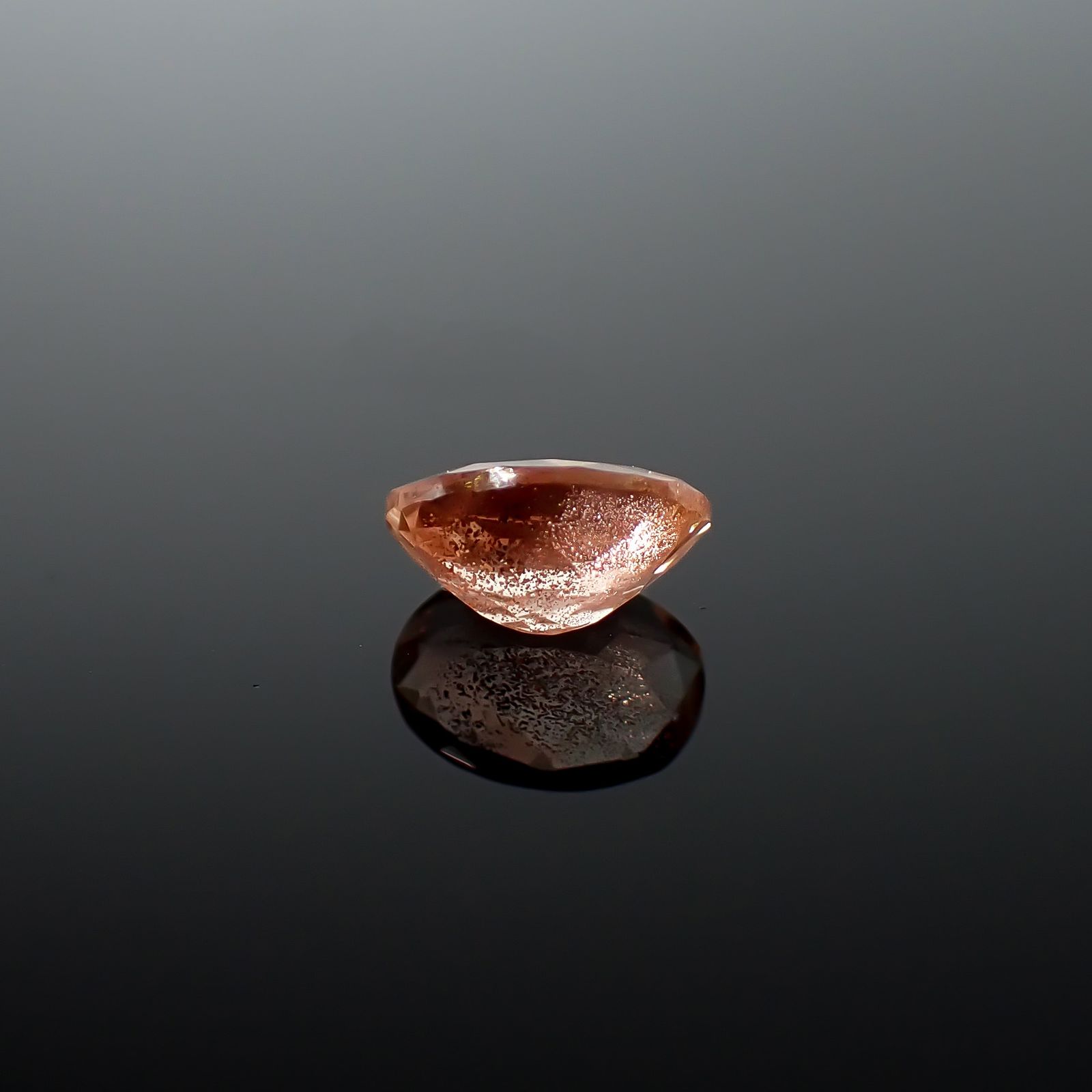 オレゴンサンストーン アメリカ・オレゴン州産 0.62ct / 6.7x4.8mm前後 [260732643]