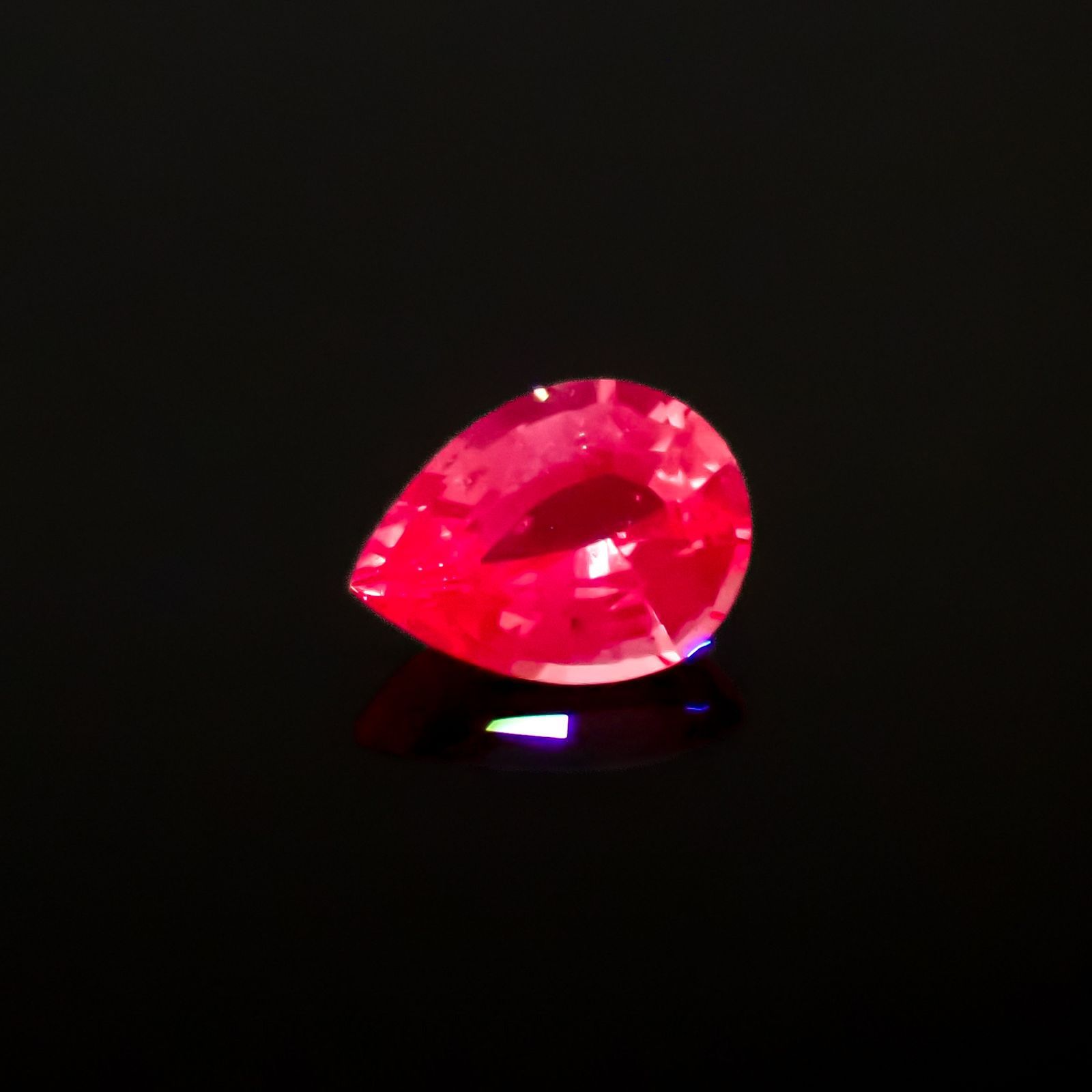 ホットピンクスピネル(宝石名ピンク・スピネル)タンザニア産 0.31ct 識別済[220817355]5.1x3.8mm前後
