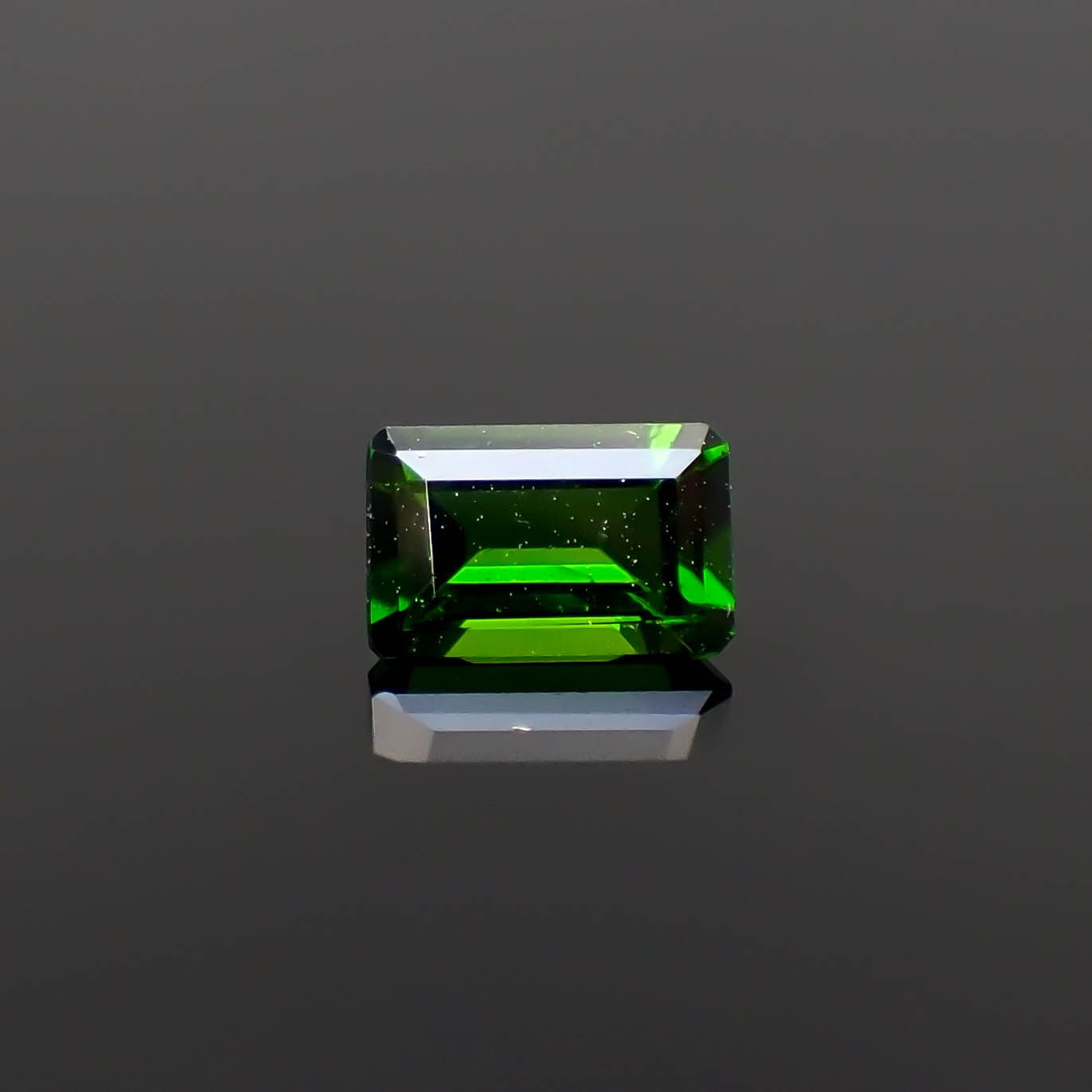 クロムダイオプサイド(宝石名クロム・ダイオプサイド)ロシア産 0.66ct 識別済[250430280]6.2x4mm前後