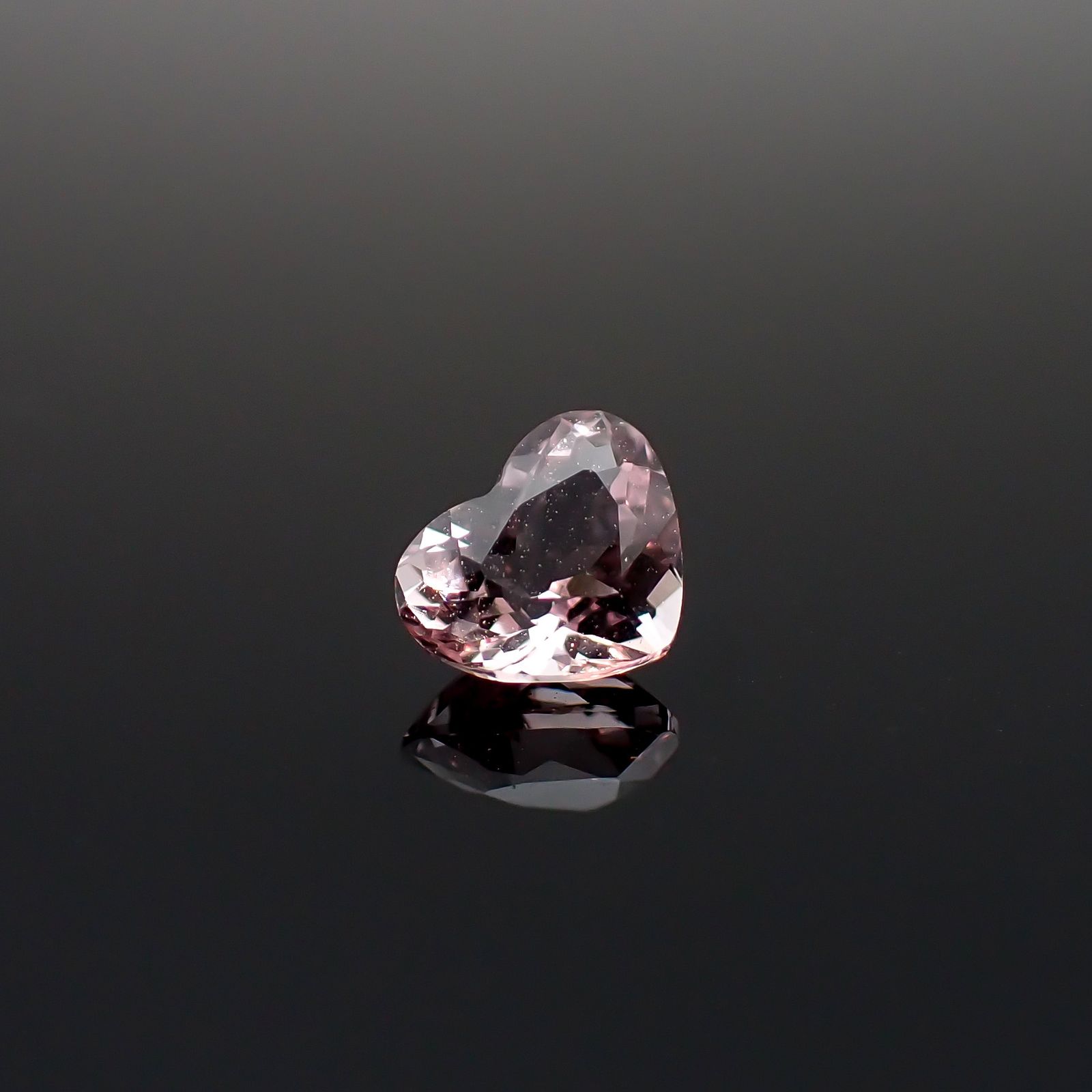 モルガナイト ブラジル産 0.60ct / 5.1x6.3mm前後 [260632311]