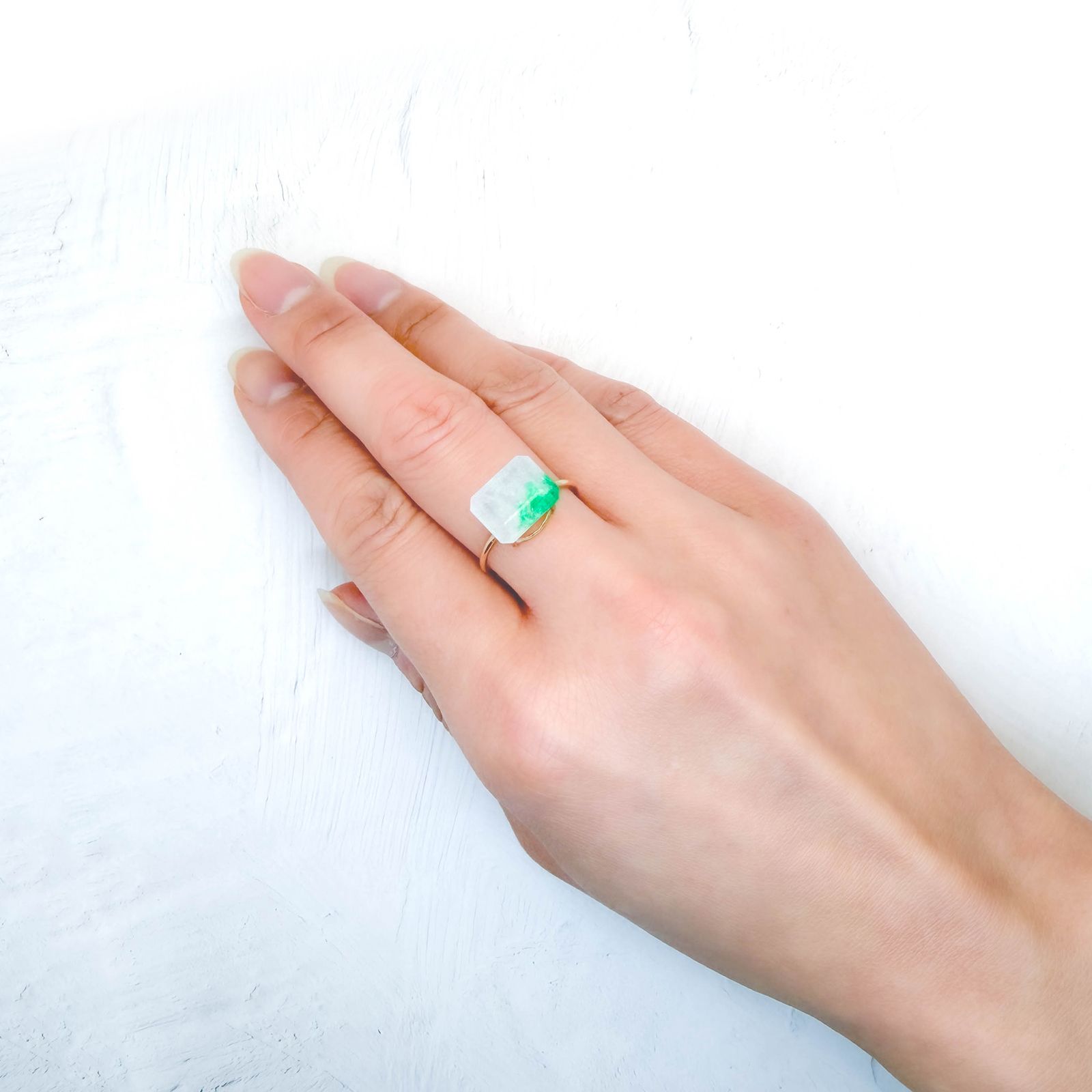 エメラルドインクォーツ パキスタン産 4.37ct / 11.3x9mm前後 [260231652]