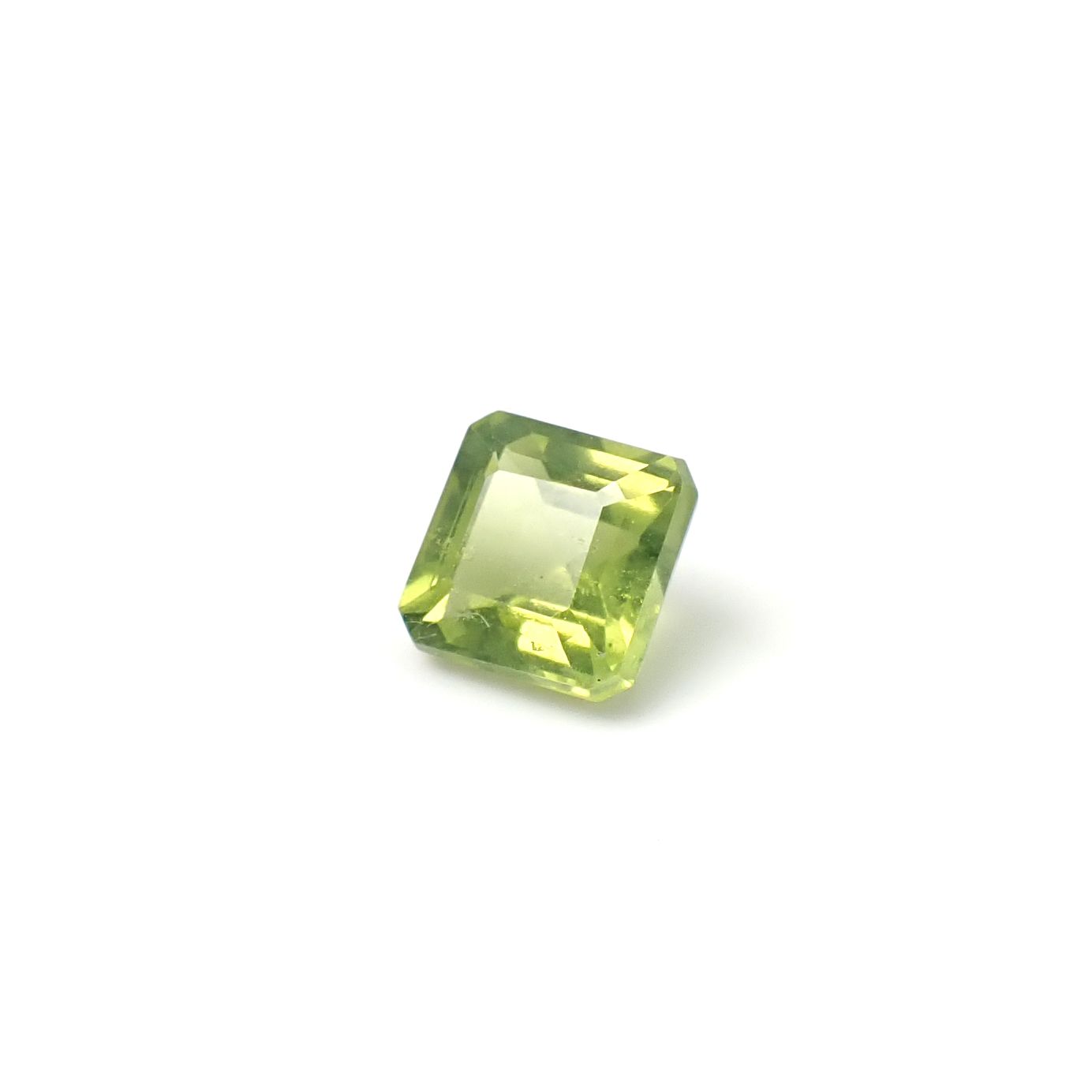 ベスビアナイト(アイドクレース) ケニア産 0.65ct / 4.7x4.6mm前後 [251231375]