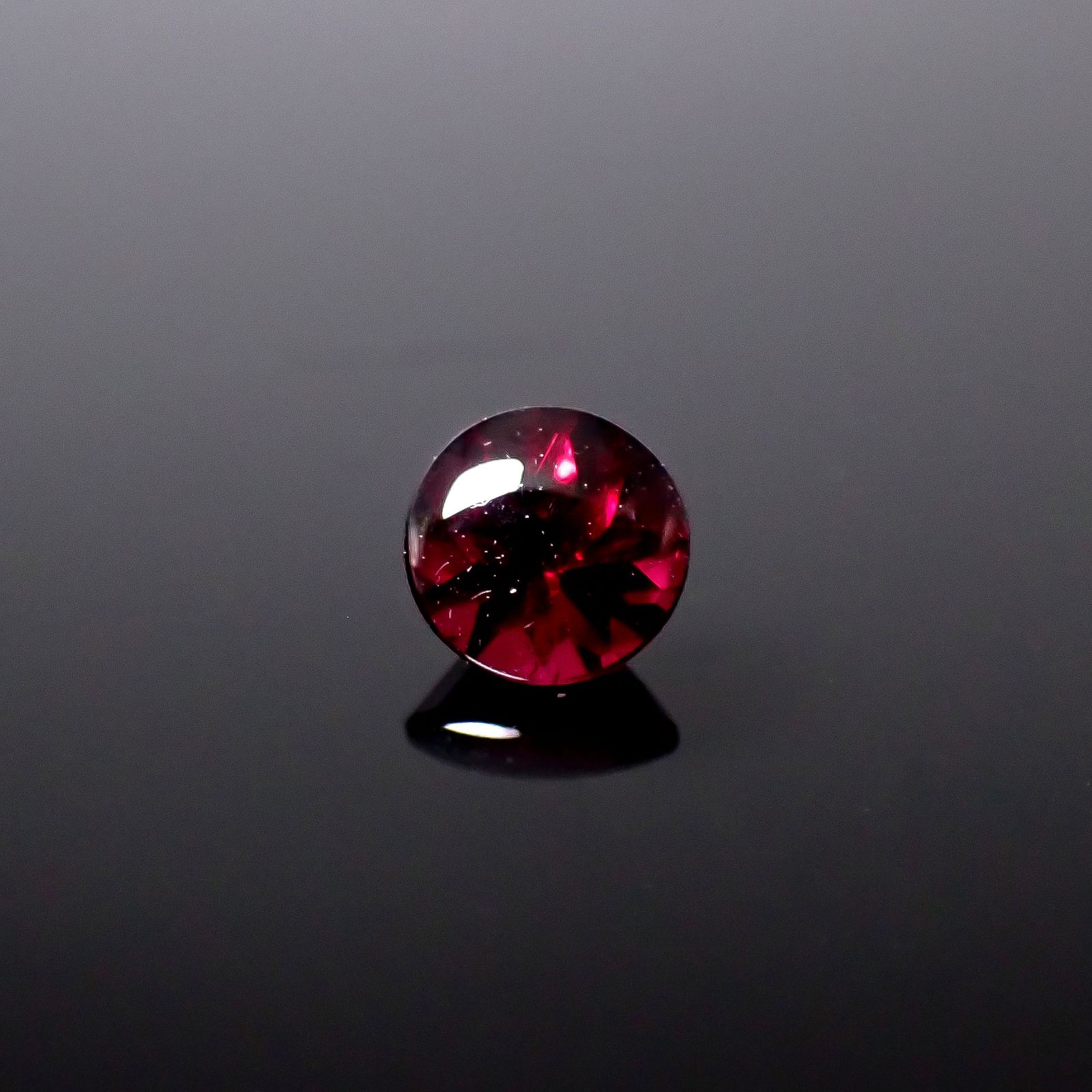 ◇バフトップカット◇アントヒルガーネット(クロムパイロープガーネット) アメリカ・アリゾナ州産 0.43ct / 4.5x4.5mm前後 [251131342]