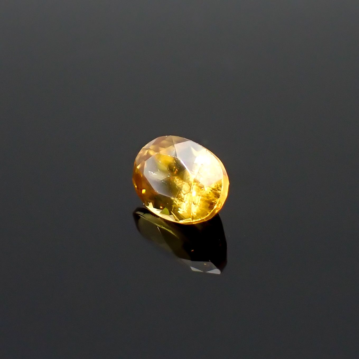 ゴールデンスフェーン(宝石名スフェーン)マダガスカル産 識別済 0.67ct / 6.2x4.1mm前後 [260632356]