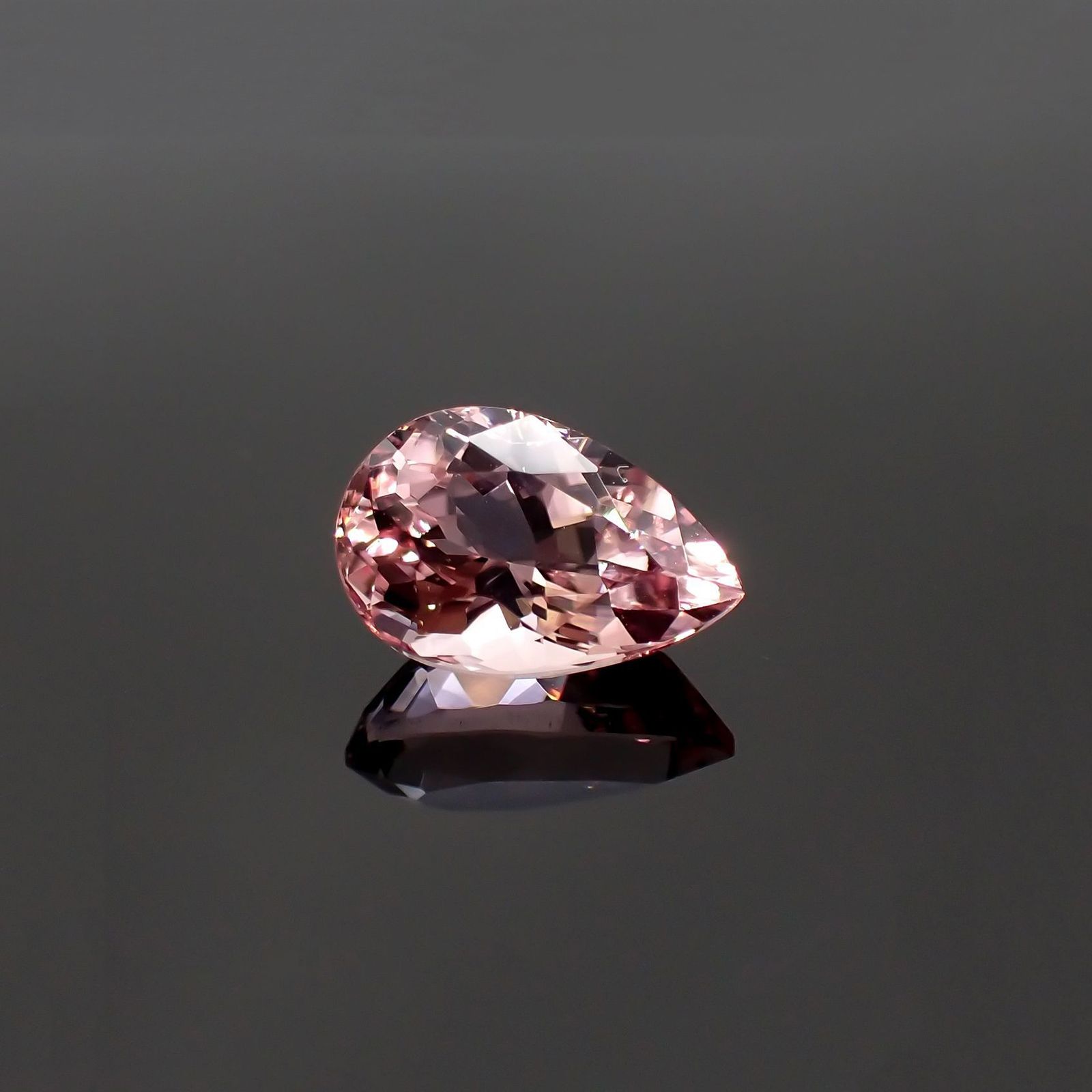 モルガナイト(宝石名モルガナイト)ナイジェリア産 ソ付(彩珠) 3.634ct / 12.4x8.2mm前後 [220114244]