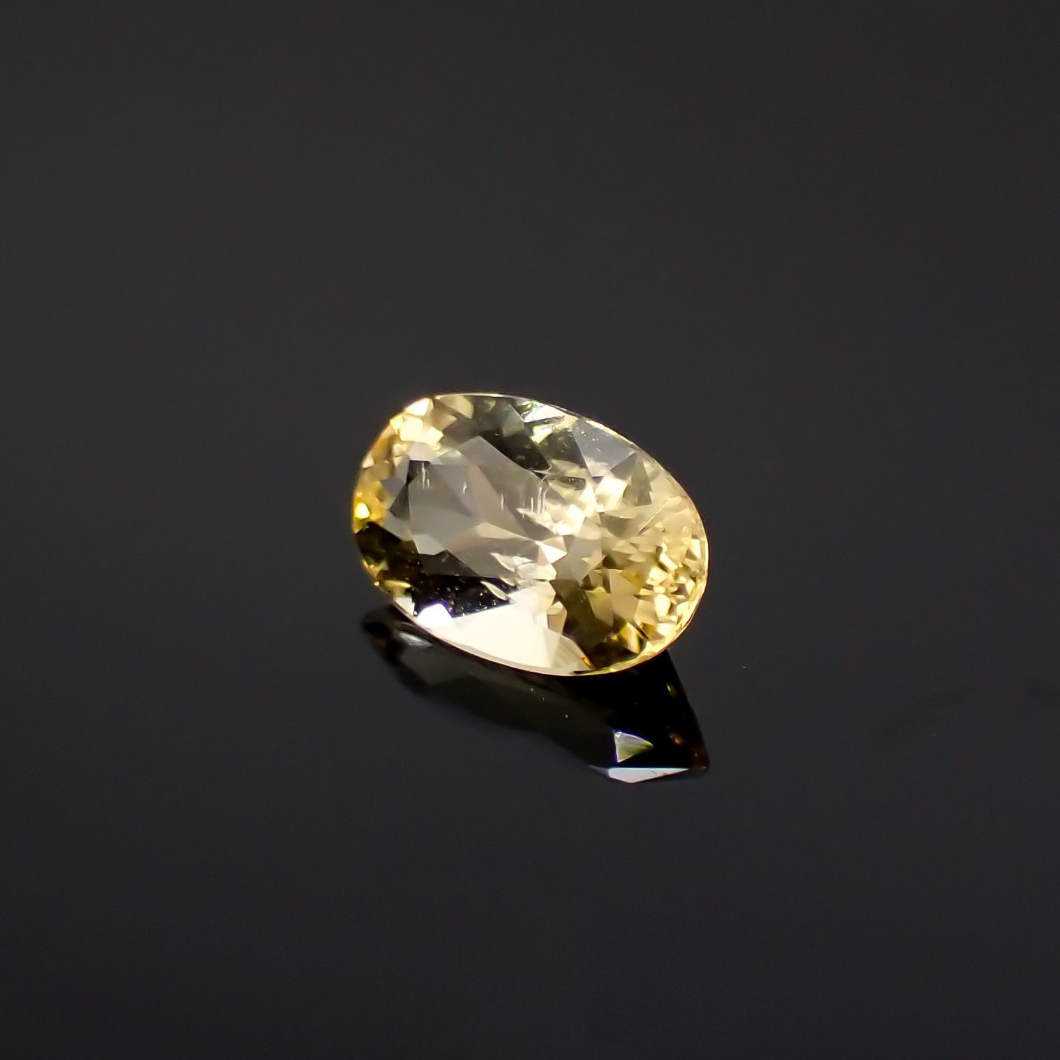 イエローダンビュライト(宝石名イエロー・ダンブライト)タンザニア産 0.19ct 識別済[220918015]4.8x2.9mm前後