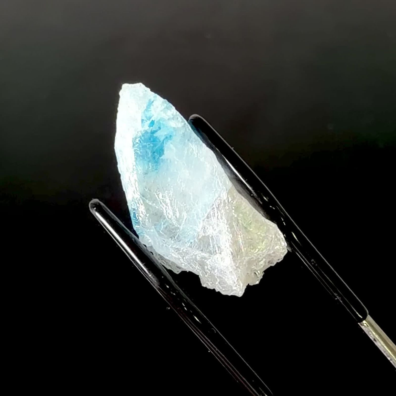 【ブラジル産】ユークレース原石 ユークレース 原石 ブラジル産 15.68ct / 23.1x10.4mm前後 [260231723