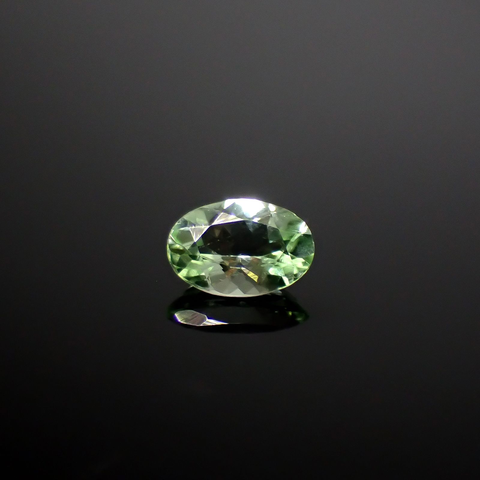 ミントペリドット パキスタン/ノルウェー産 0.42ct [250730638]6.1x4.1mm前後