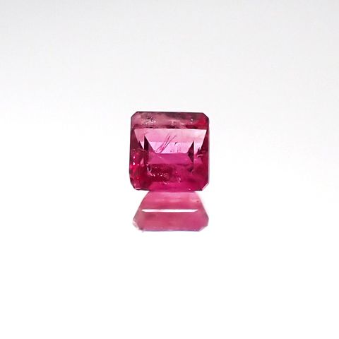 レッドベリル(宝石名レッド・ベリル)アメリカ・ユタ州ワーワーマウンテン産 0.108ct ソ付(彩珠)[231023928]2.7x2.7mm前後