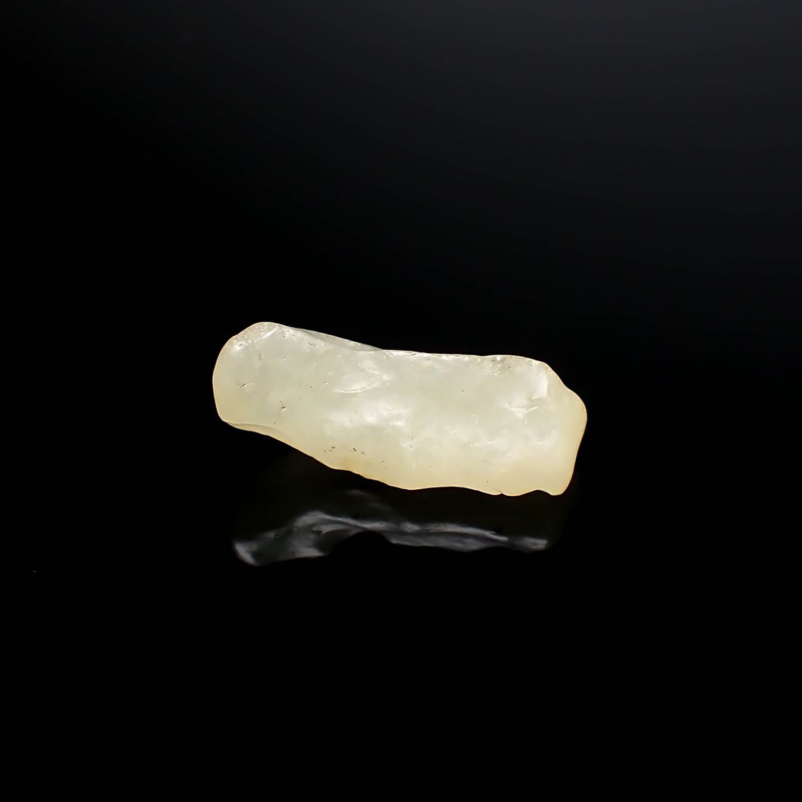 リビアングラス 原石 発見地：エジプト・リビア砂漠 15.51ct / 26.8x12.4mm前後 [260729283]
