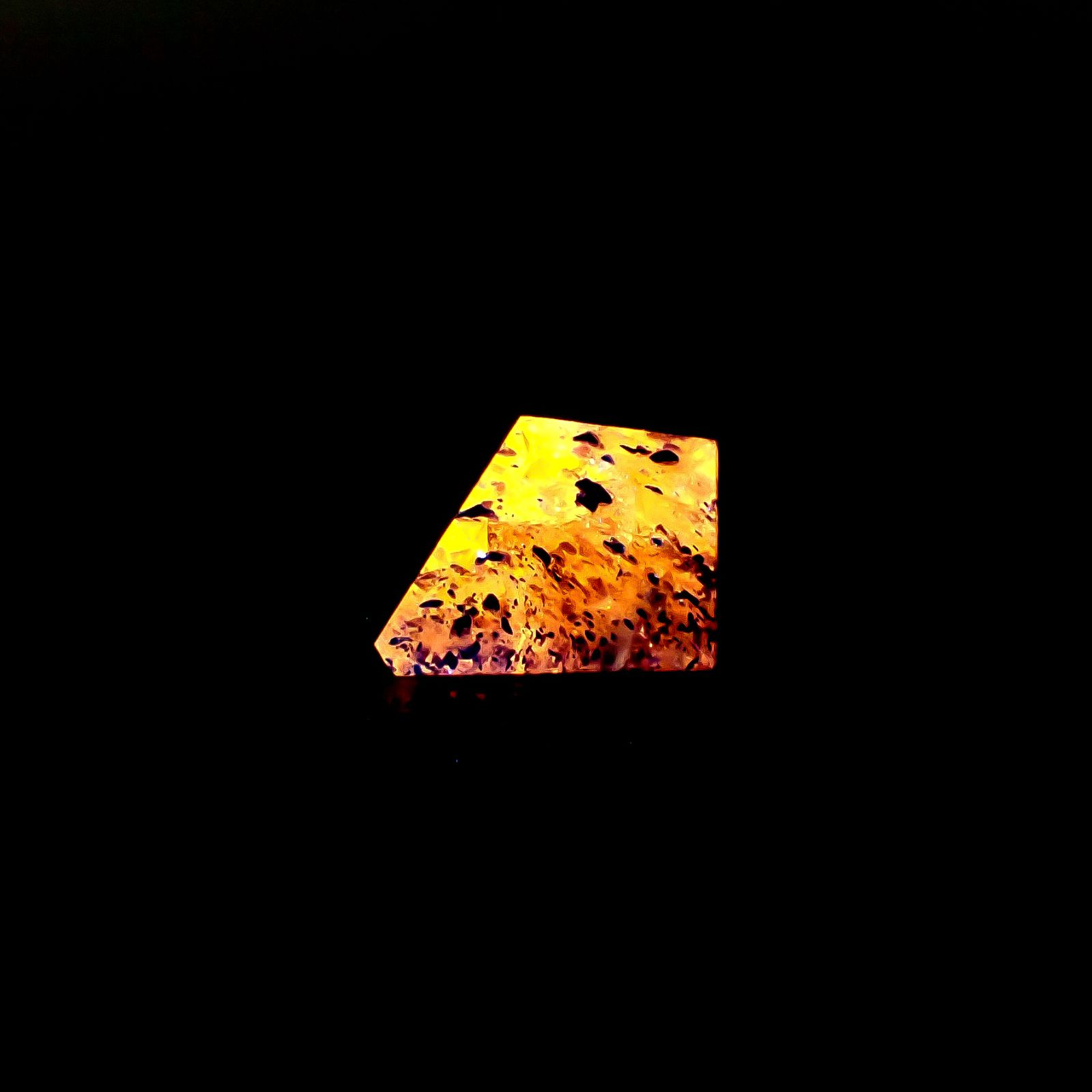 ◇カスタムカット◇ラズライトインソーダライト フルオレッセンス アフガニスタン産 1.14ct [250530472]10.5x8.5mm前後