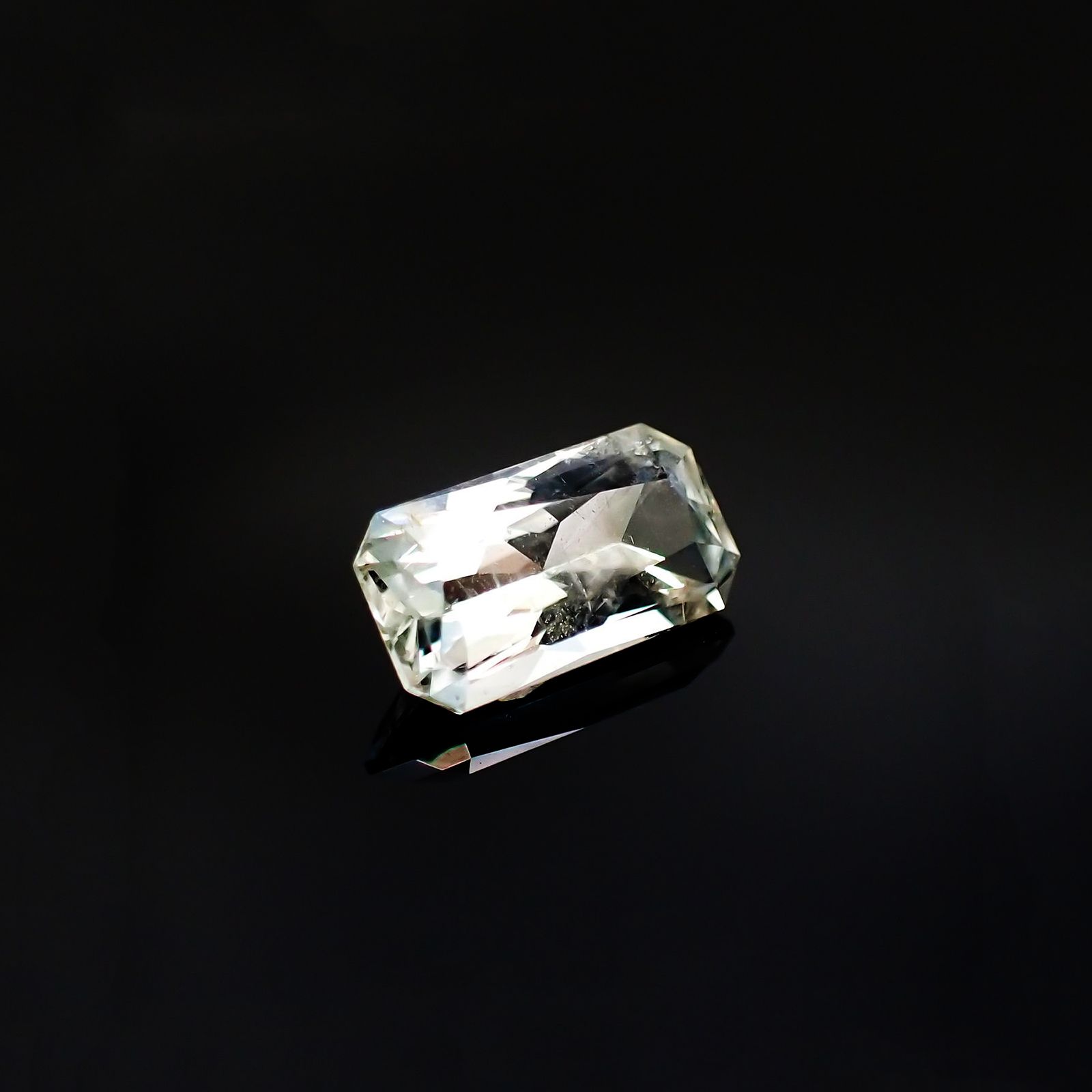 ジェレメジェバイト(宝石名エレメージェバイト)ナミビア産 ソ付(彩珠) 1.418ct / 9.2x5mm前後 [230823130]
