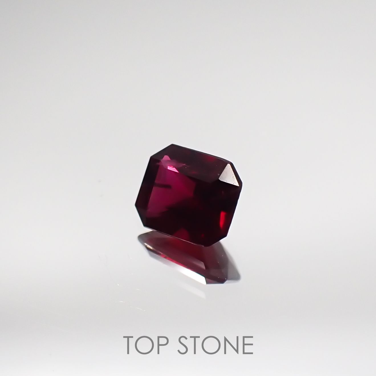 ルビー 非加熱(宝石名ルビー) マダガスカル産 0.33ct 識別済[210711734]4.3×3.5mm前後