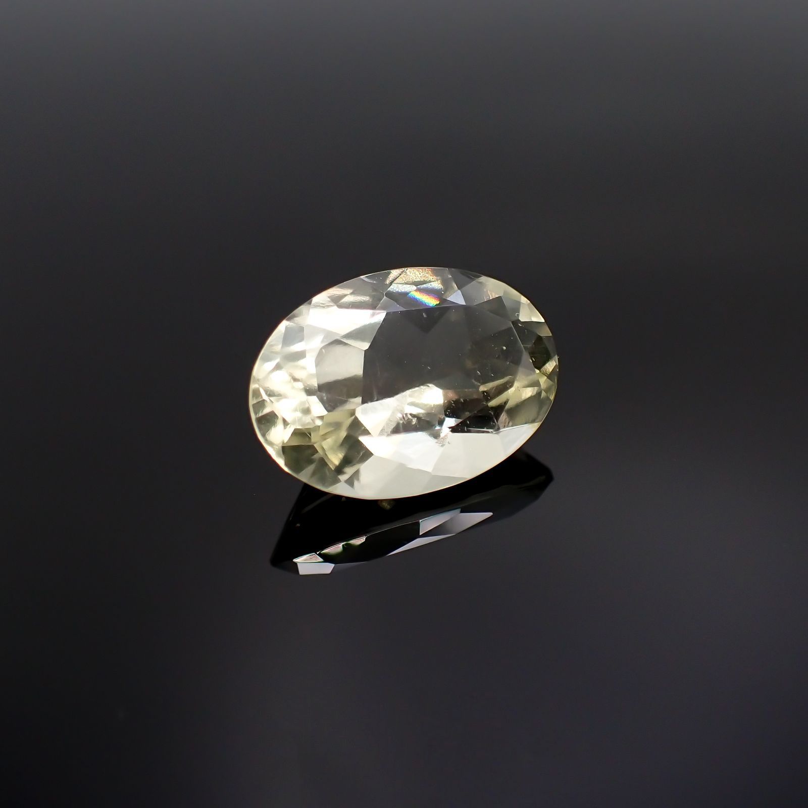 リビアングラス(宝石名インパクトガラス(衝撃溶融ガラス))発見地：エジプト・リビア砂漠 4.01ct 識別済[211213801]14.1x10mm前後