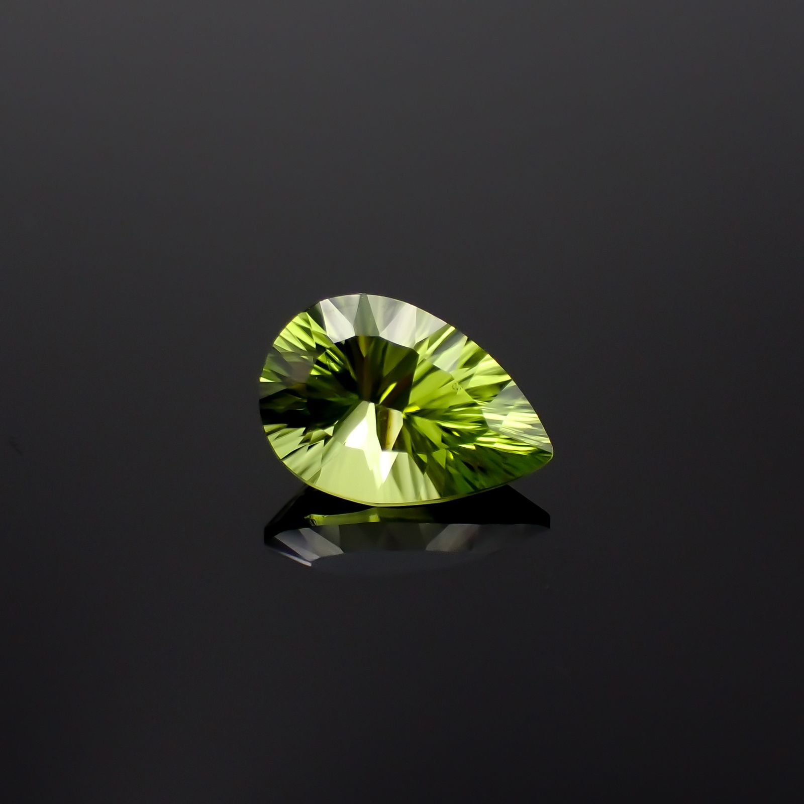 ◇コンケーブカット◇ペリドット 中国産 1.91ct[230622296]9.9x6.9mm前後