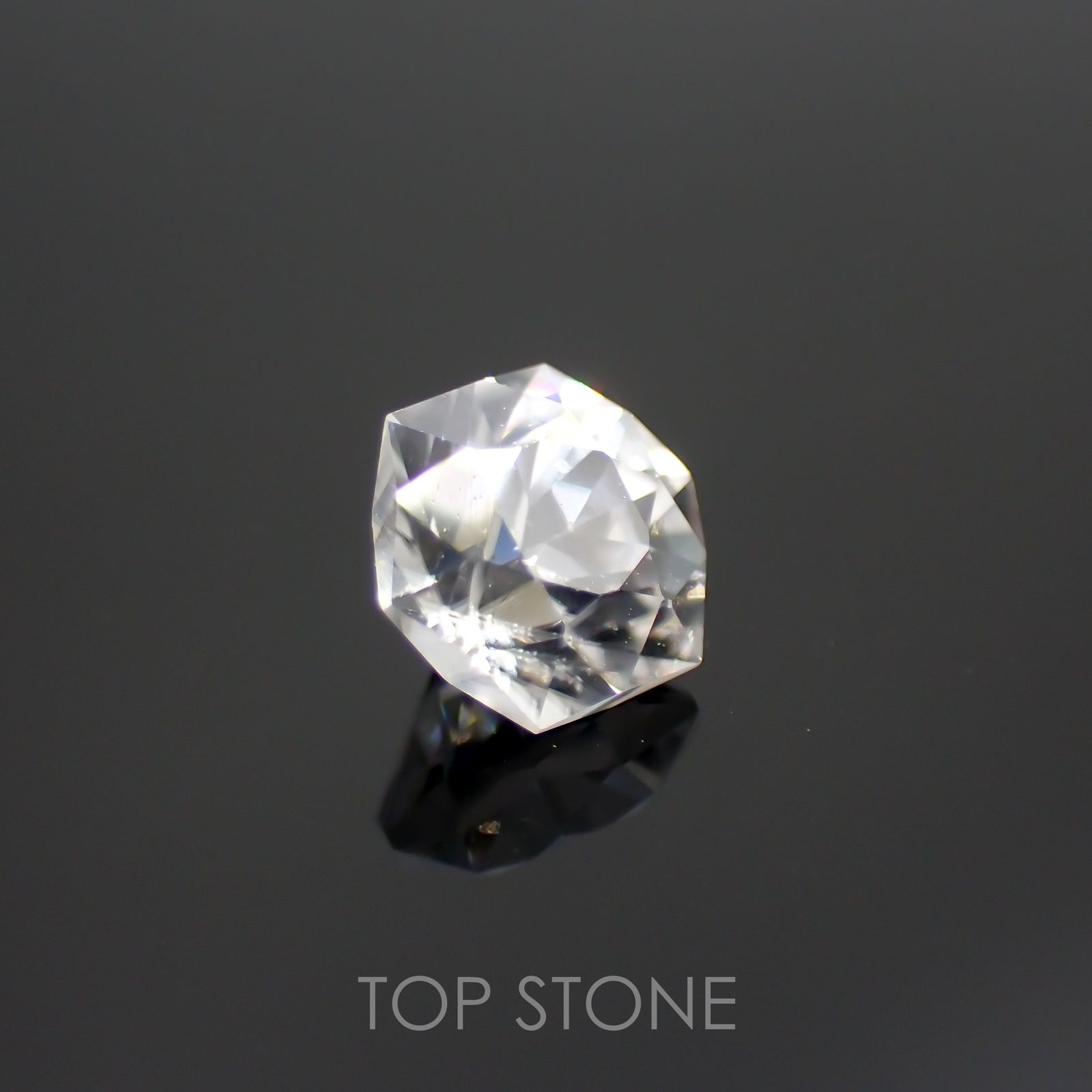 ◇ヘキサゴンカット◇カラーレスジルコン(宝石名ホワイト・ジルコン)スリランカ/カンボジア産 0.82ct 識別済[220114267]4.7x4.6mm前後