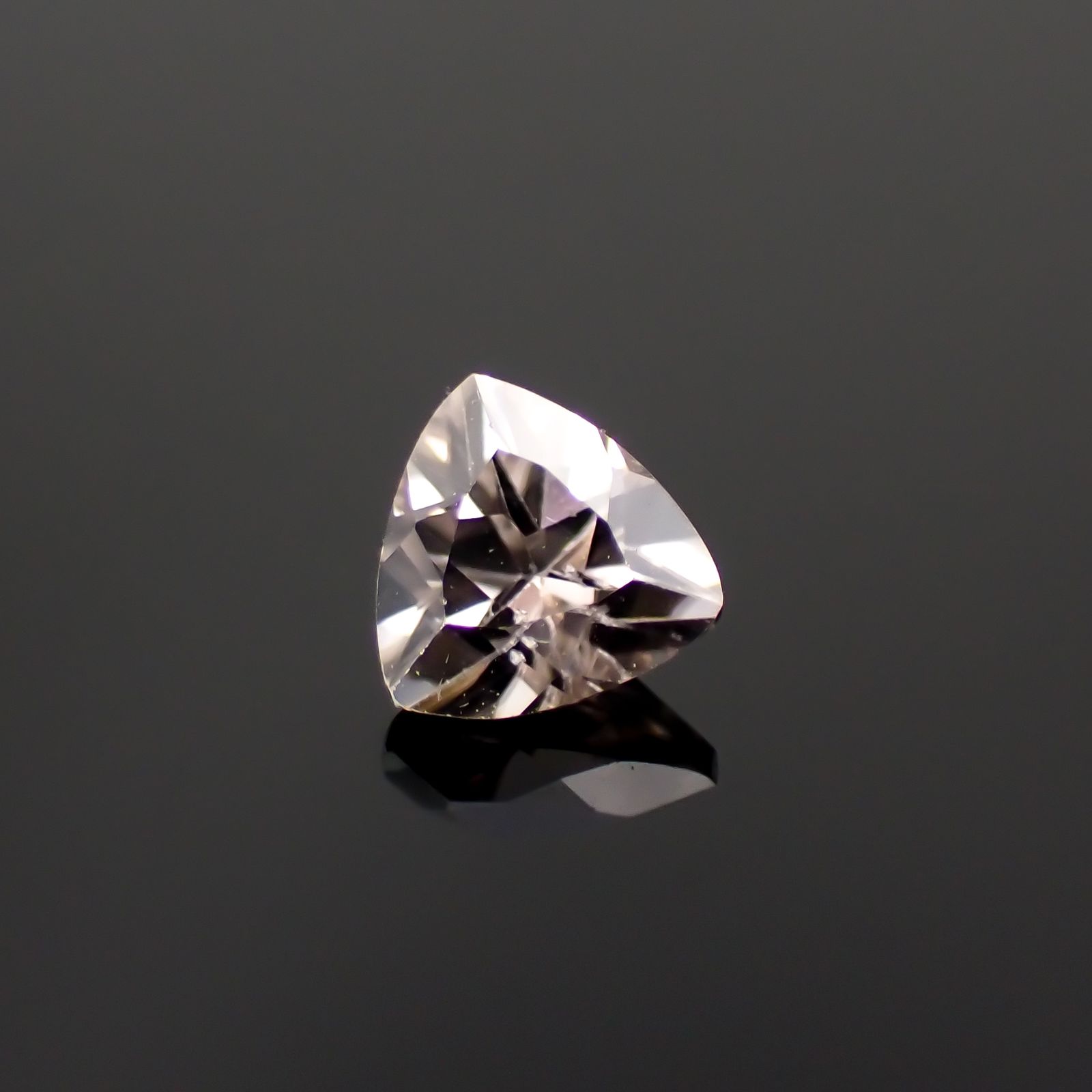 シャンパンカラージルコン スリランカ/カンボジア産 0.50ct[230521909]4.6x4.6mm前後