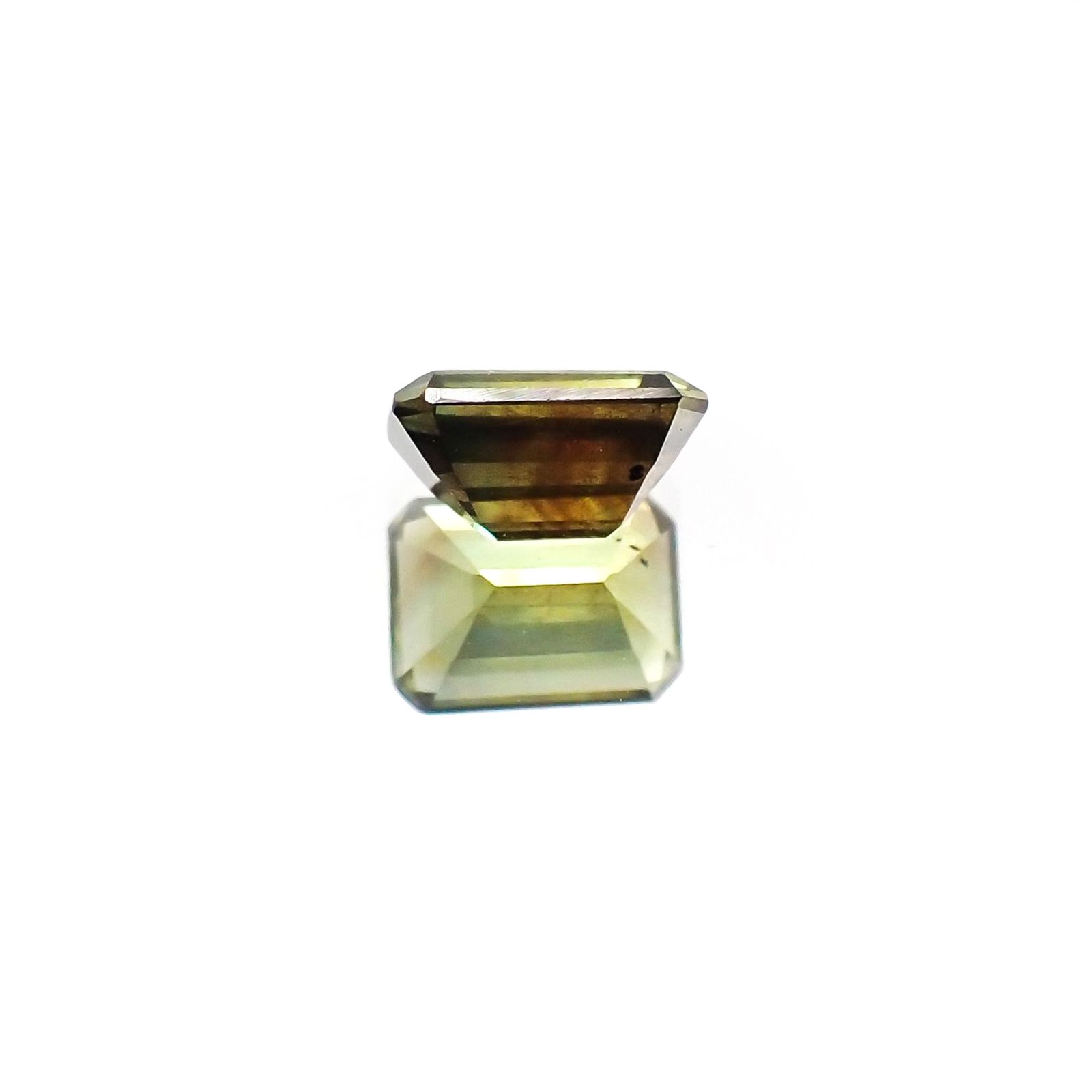 ゴールドシーンサファイア 非加熱(宝石名シーン・サファイア)ケニア産 ソ付(彩珠) 1.183ct / 6.6x4.9mm前後 [231023911]