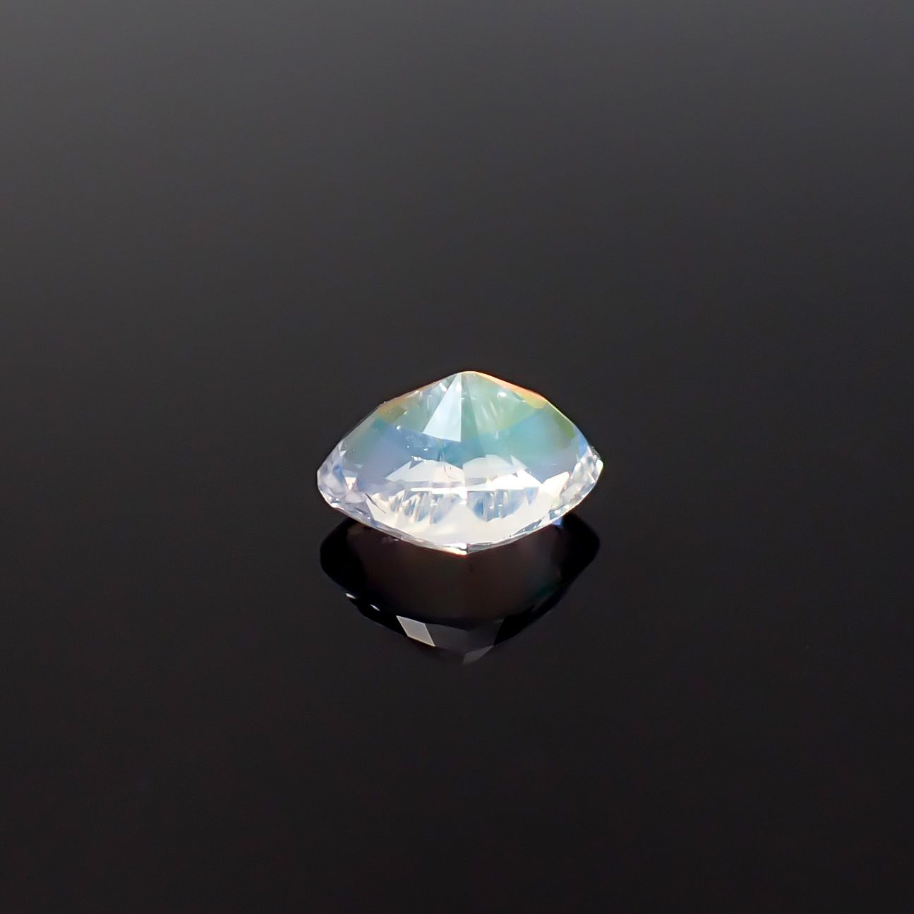 レインボームーンストーン マダガスカル産 0.77ct / 5.6x6.6mm前後 [260632376]