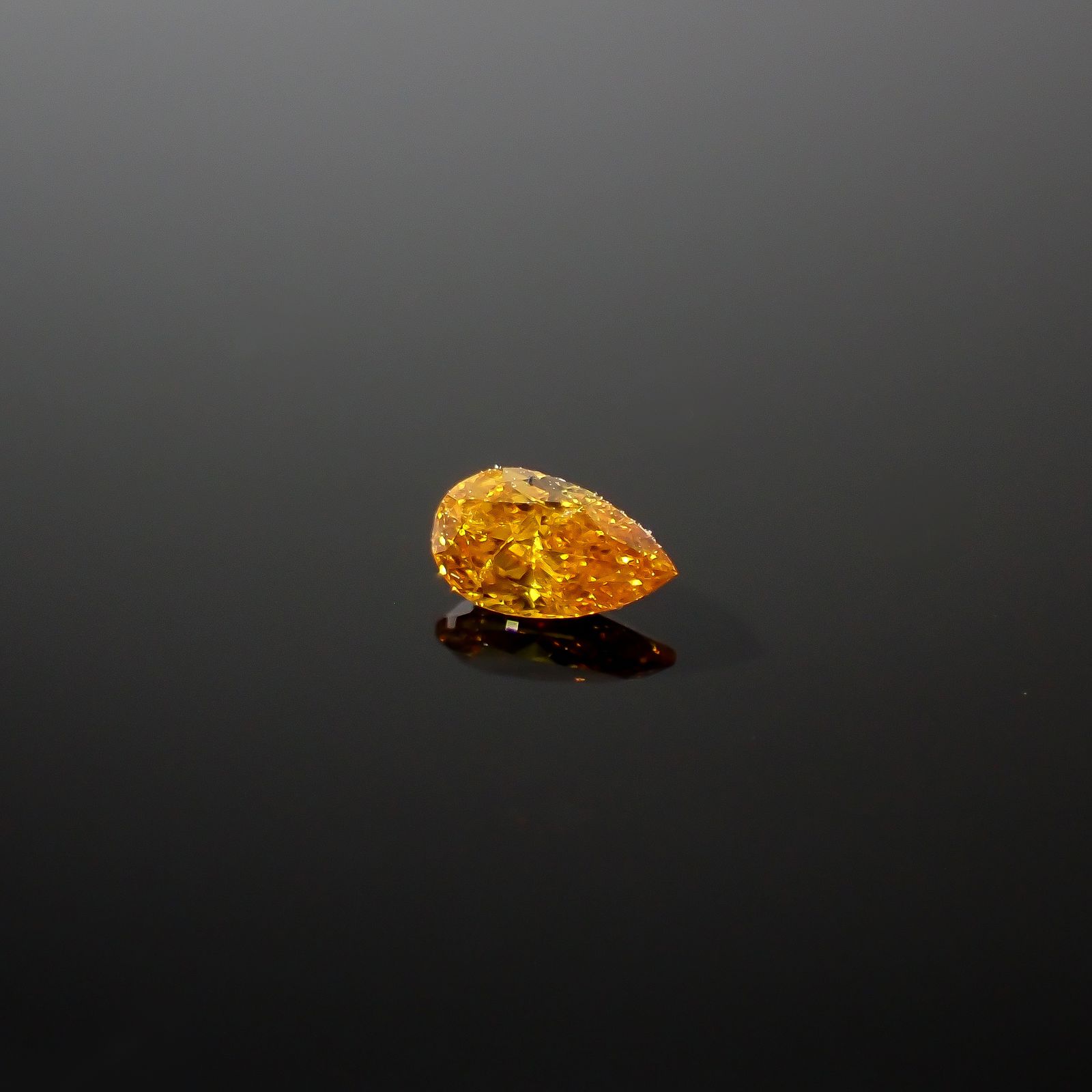 イエローダイヤモンド(宝石名ダイアモンド I-1/FANCY VIVID ORANGE YELLOW) 0.098ct ソ付(CGL)[240427042]3.87x2.26mm前後