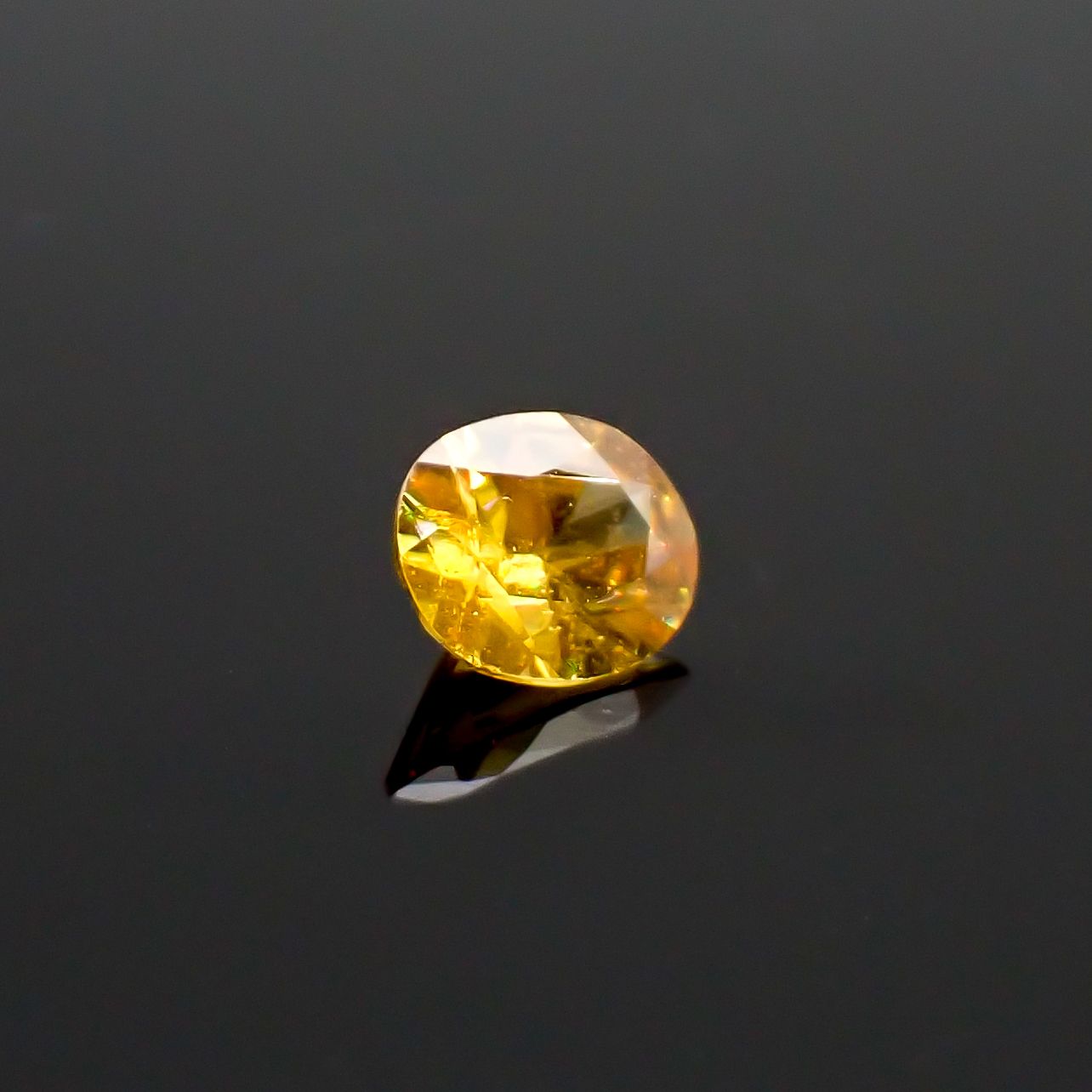 ゴールデンスフェーン マダガスカル産 0.41ct / 5.3x4.4mm前後 [260632360]