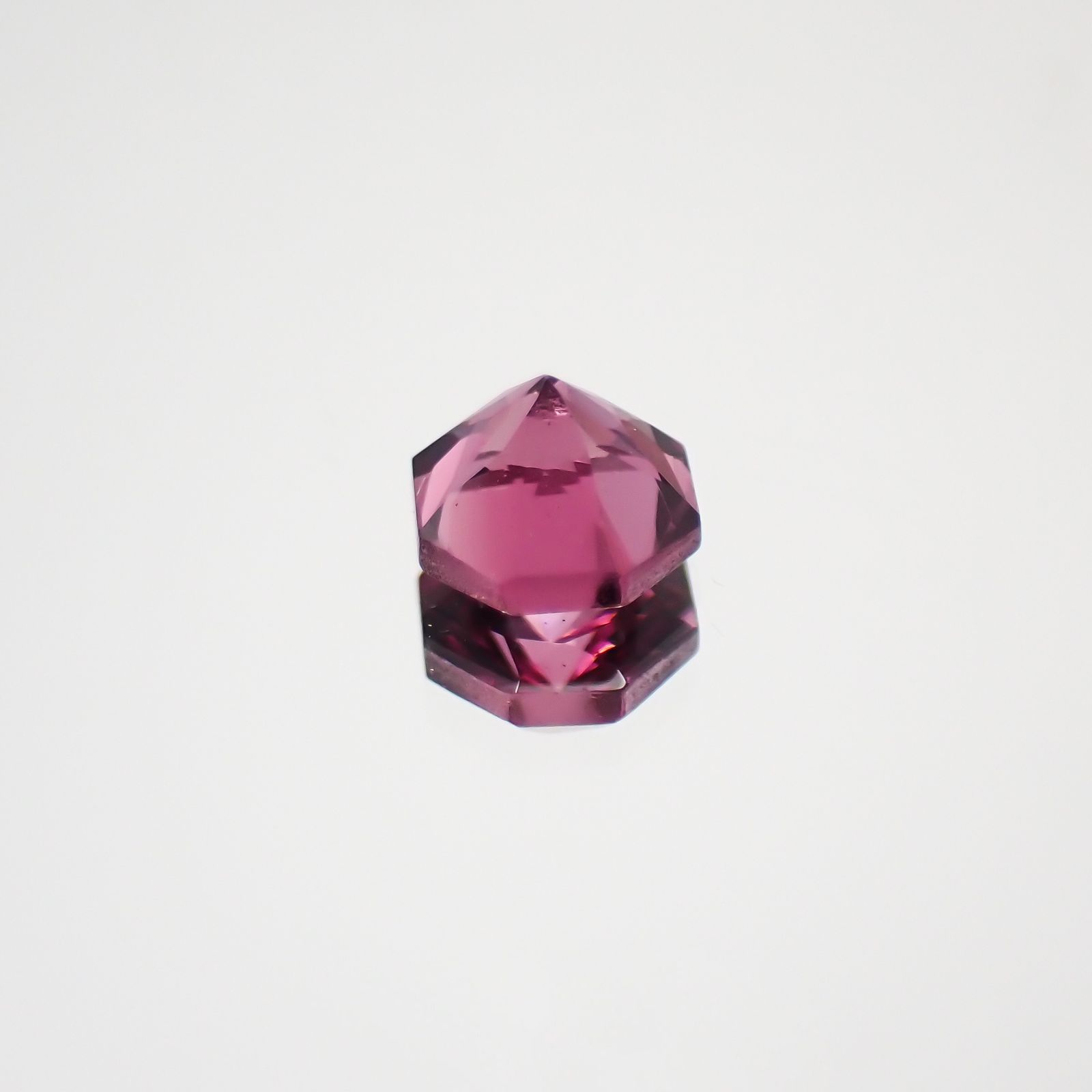 ◇オクタゴンカット◇マラヤガーネットSA(宝石名ガーネット) タンザニア産 0.40ct 識別済[210611032]4×4mm前後