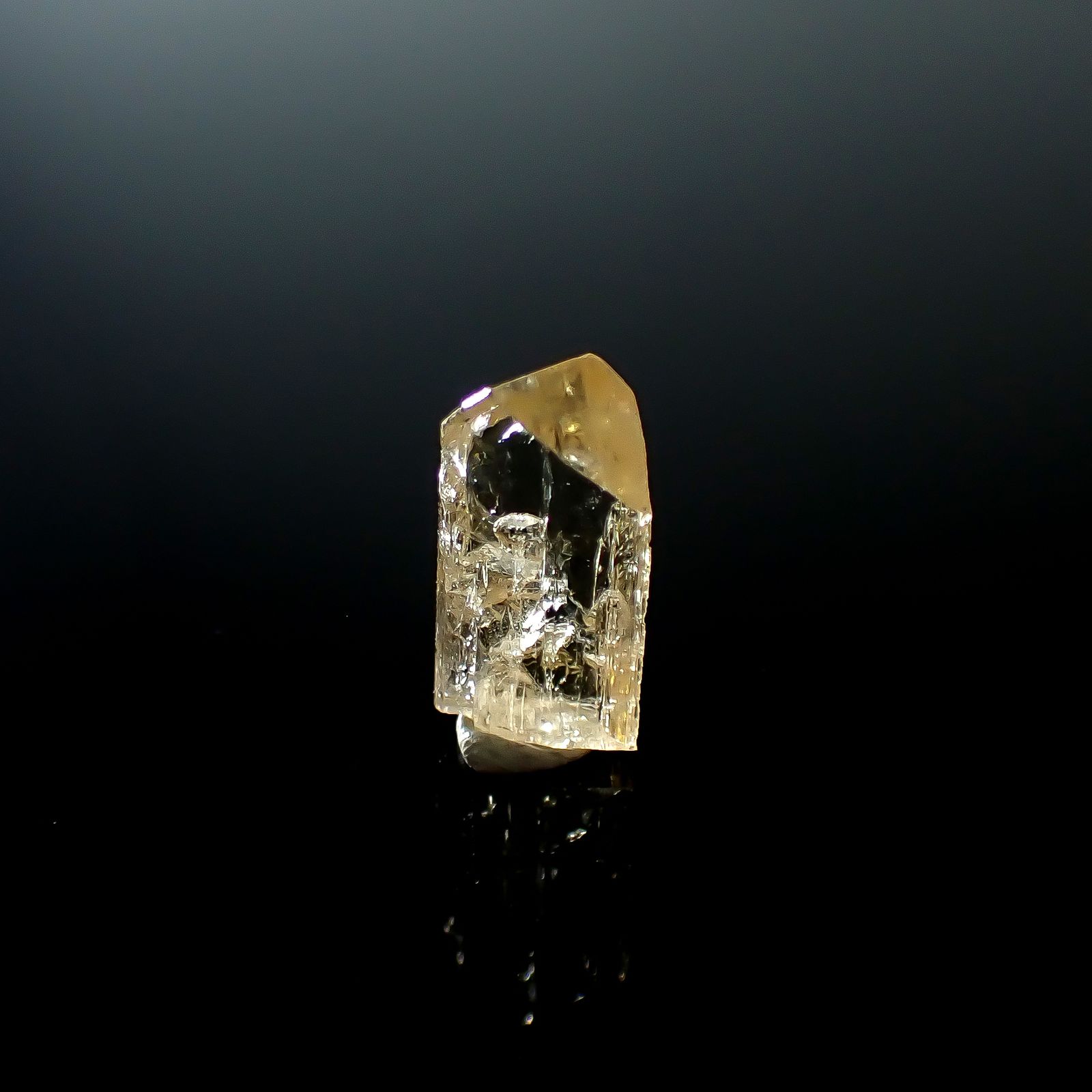 インペリアルトパーズ 原石 ザンビア産 6.06ct / 13x8.6mm前後 [250730939]