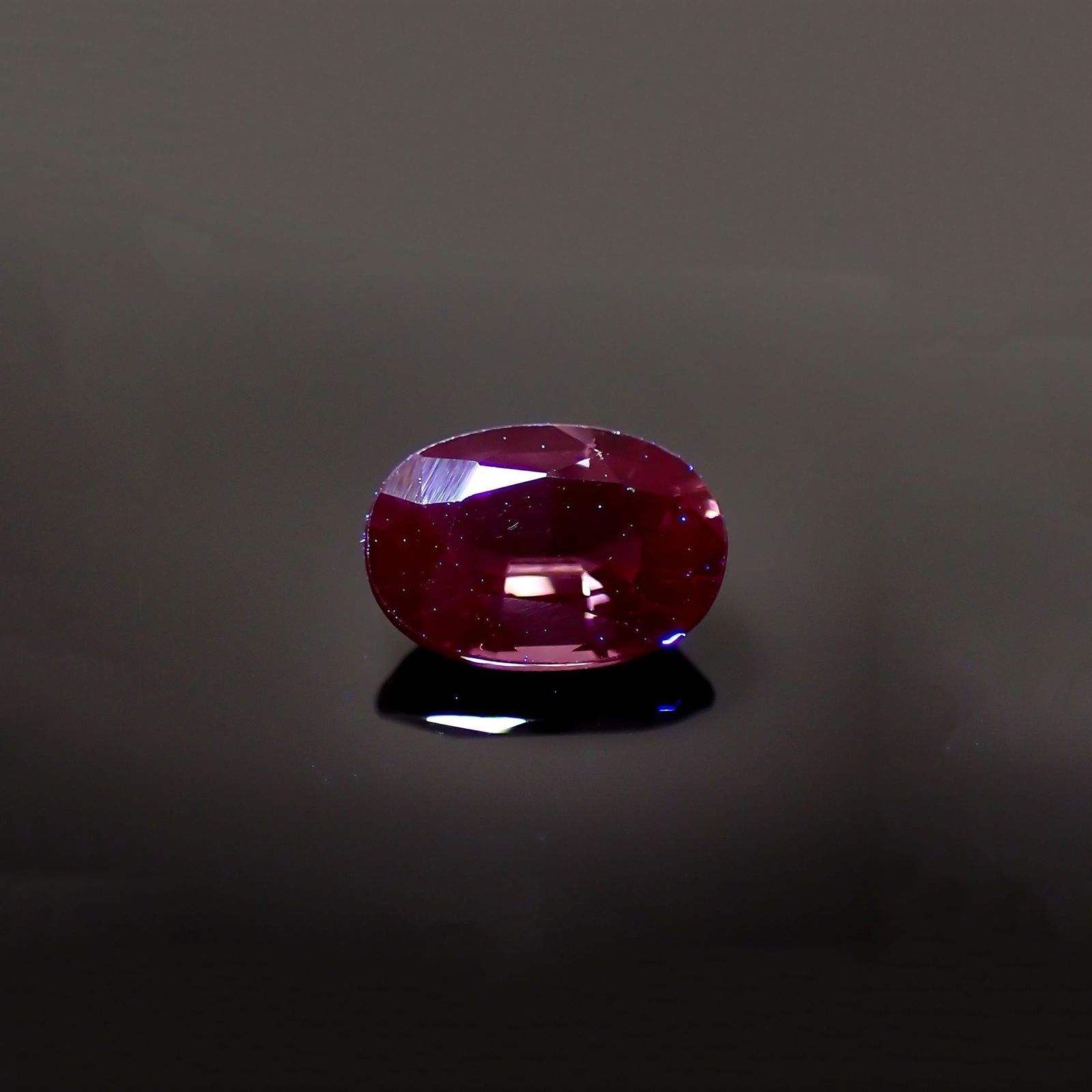 パープルスピネル(宝石名スピネル)ビルマ産 識別済 1.96ct / 9.1x6.4mm前後 [231124301]