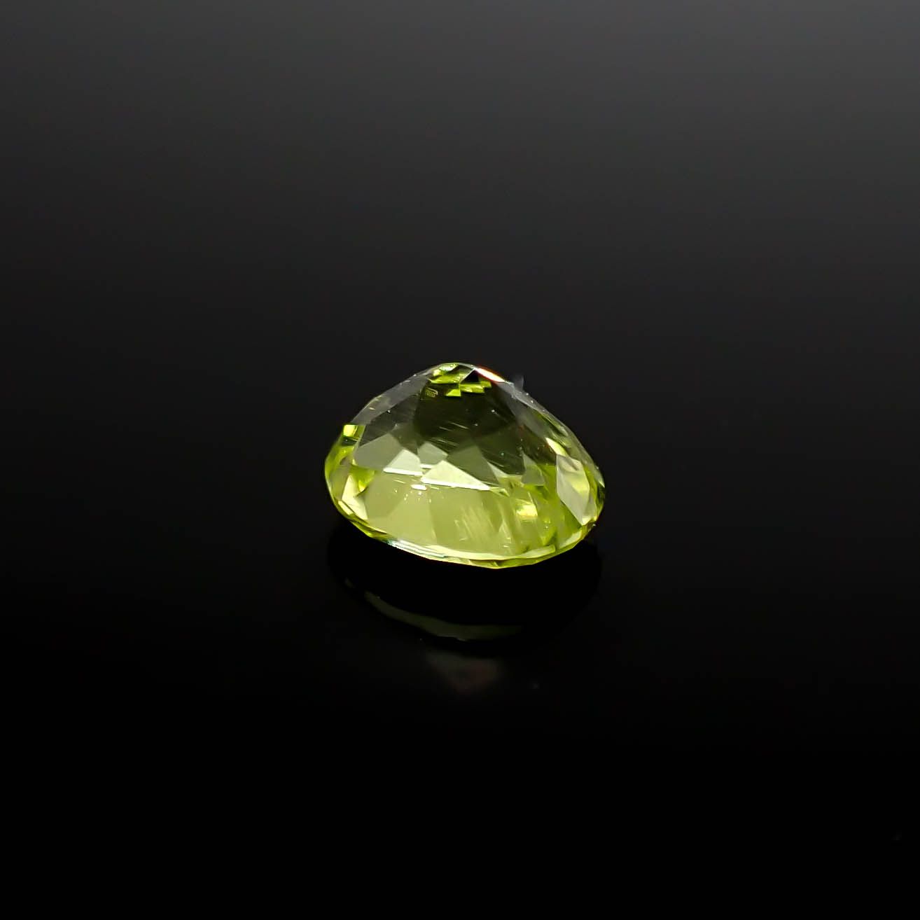 パラサイティックペリドット 採取地：インドネシア・ジェパラ 0.36ct [250730744]4.5x3.6mm前後