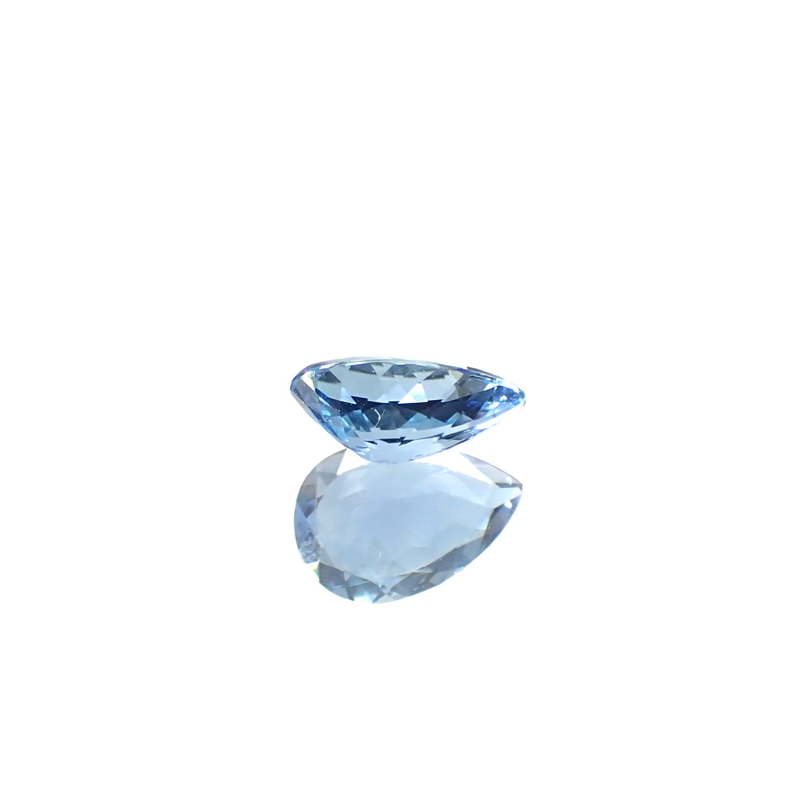 タトゥーアクアマリン ブラジル・ミナスジェライス州タトゥー鉱山産 0.53ct / 7.2x5mm前後 [240627946]