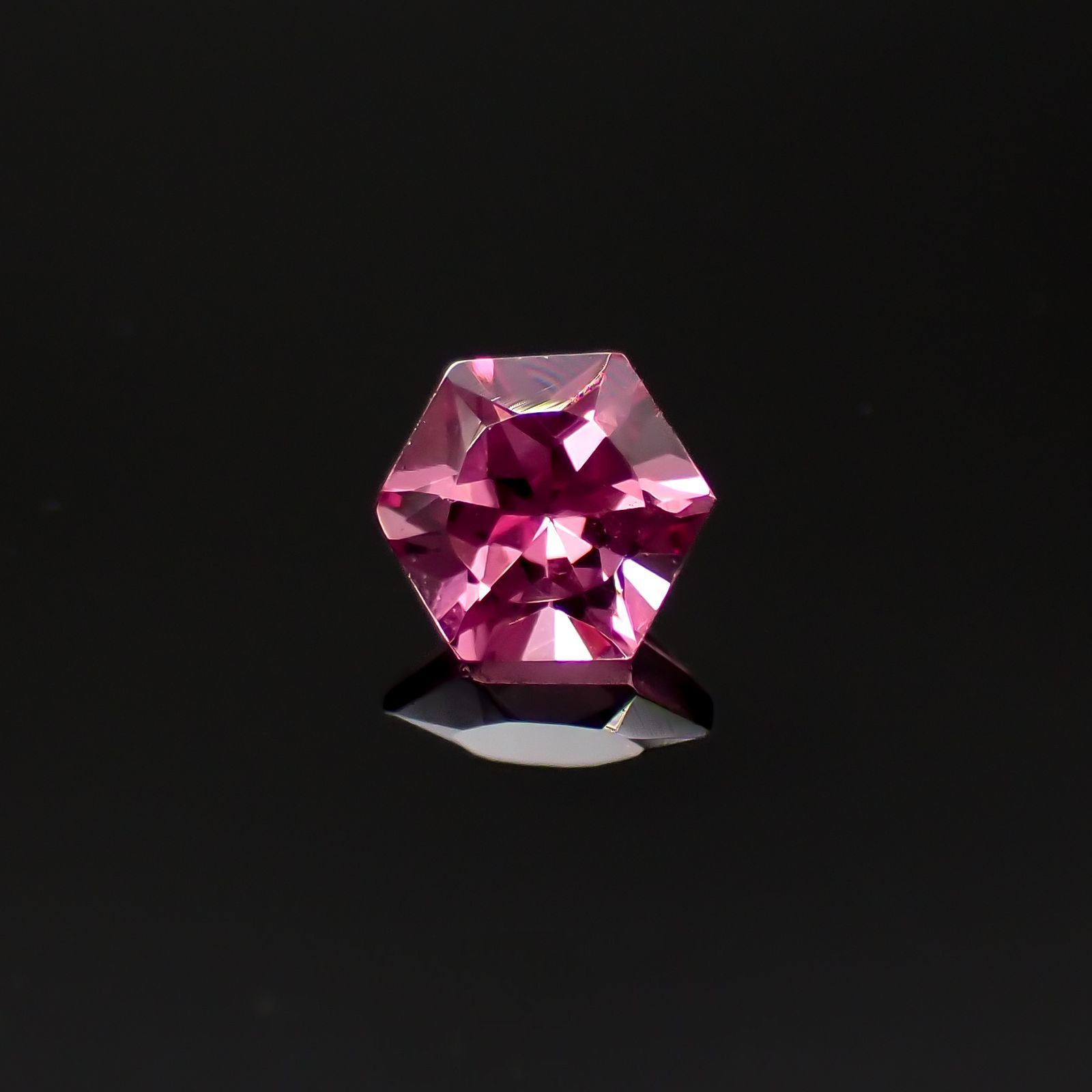 ◇ヘキサゴンカット◇カラーシフトマラヤガーネットSA(宝石名ガーネット)タンザニア産 0.37ct 識別済[220918042]4.1x4.1mm前後