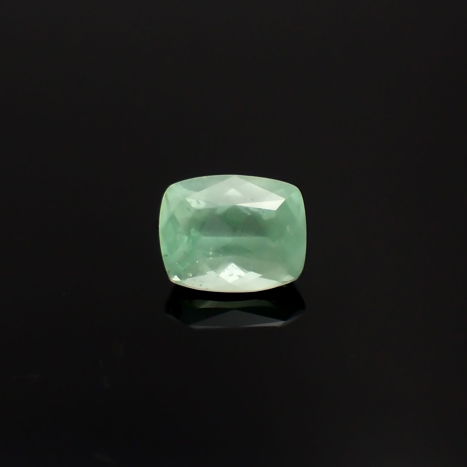 ミントコーネルピン(宝石名グリーン・コーネルピン)タンザニア産 0.799ct ソ付(彩珠)[231124088]6.1x4.8mm前後