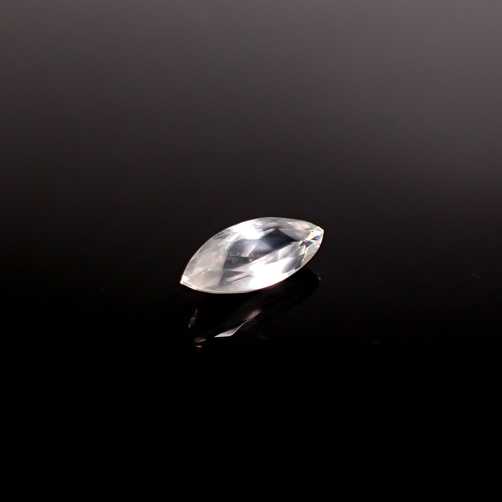 マラウイムーンストーン マラウイ共和国産 2.32ct / 14.4x5.9mm前後 [260331809]