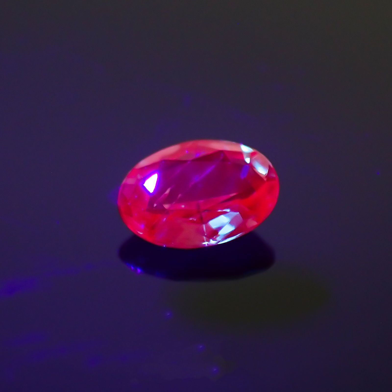 アレキサンドライト(宝石名アレキサンドライト)ブラジル産/EmeraldMains社製 0.144ct ソ付(彩珠)[220113817]3.8x2.8mm前後