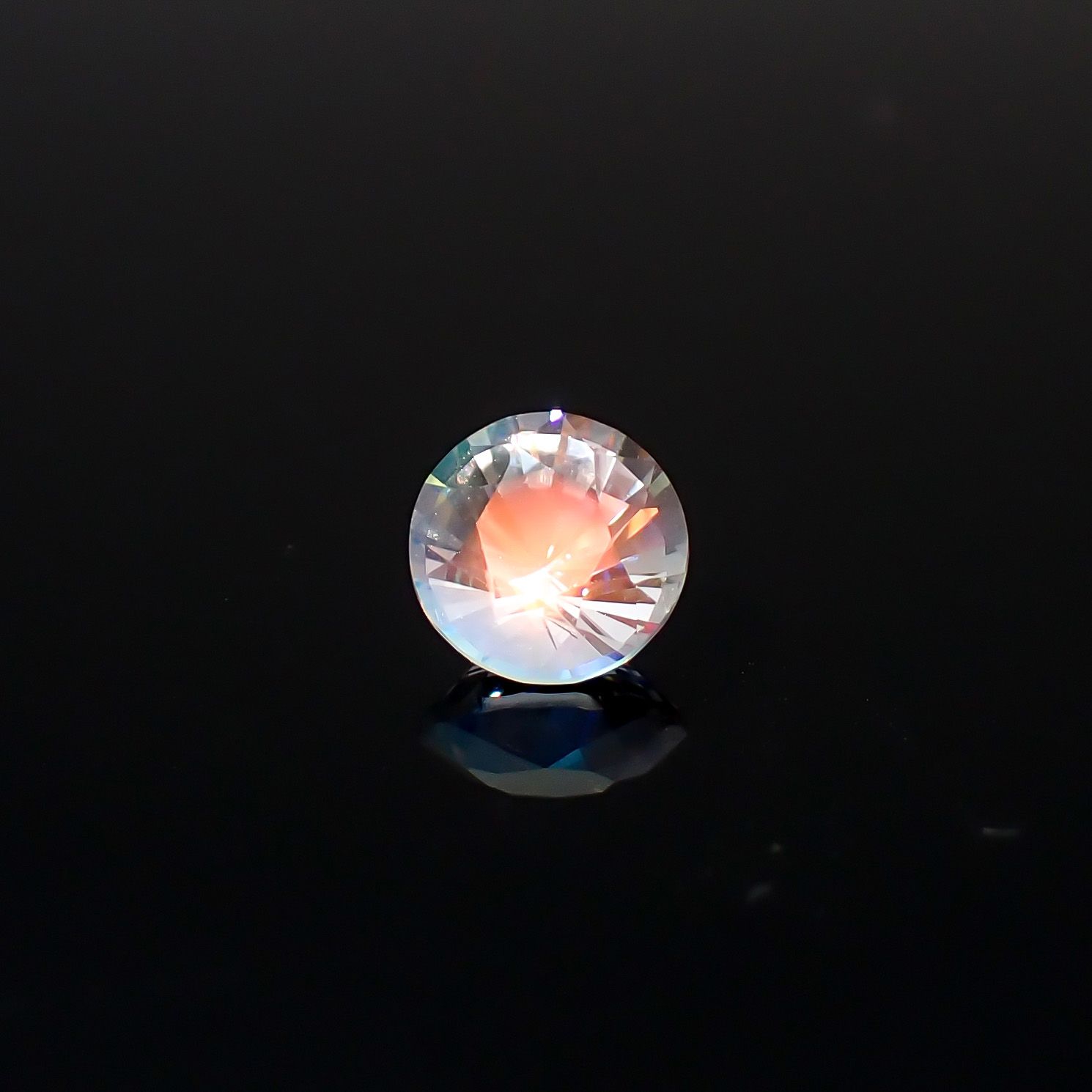 レインボームーンストーン マダガスカル産 0.80ct / 6.2x6.2mm前後 [260632384]