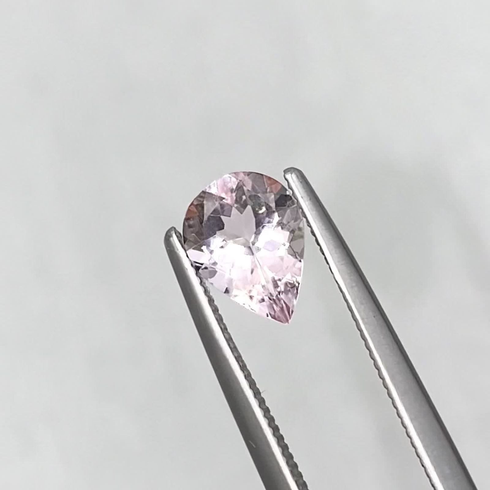 モルガナイト ナイジェリア産 0.84ct / 7.6x5.8mm前後 [240427162