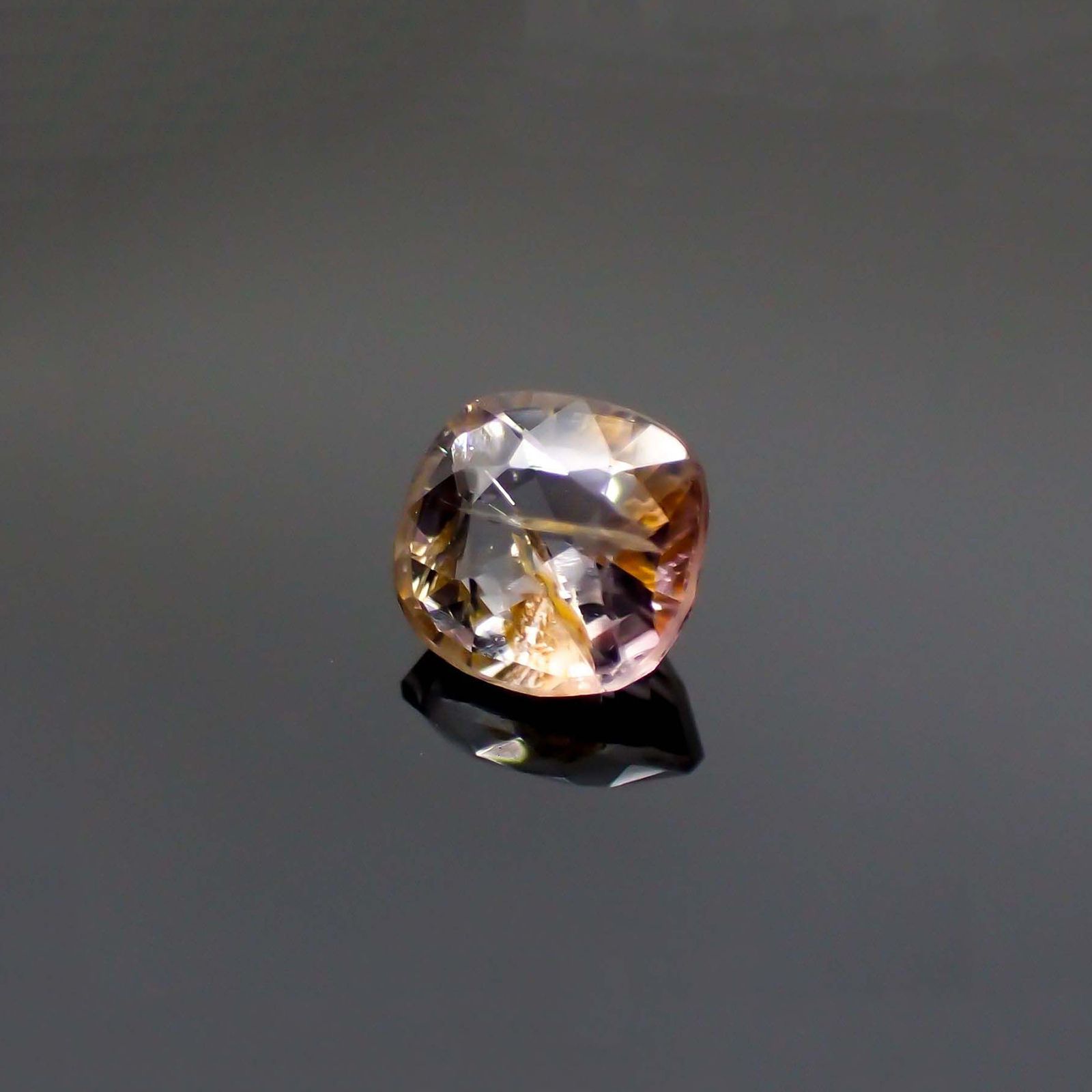 ポードレッタイト(宝石名ポードレッタイト)ビルマ産 ソ付(彩珠) 0.365ct / 4.7x4.5mm前後 [260722812]