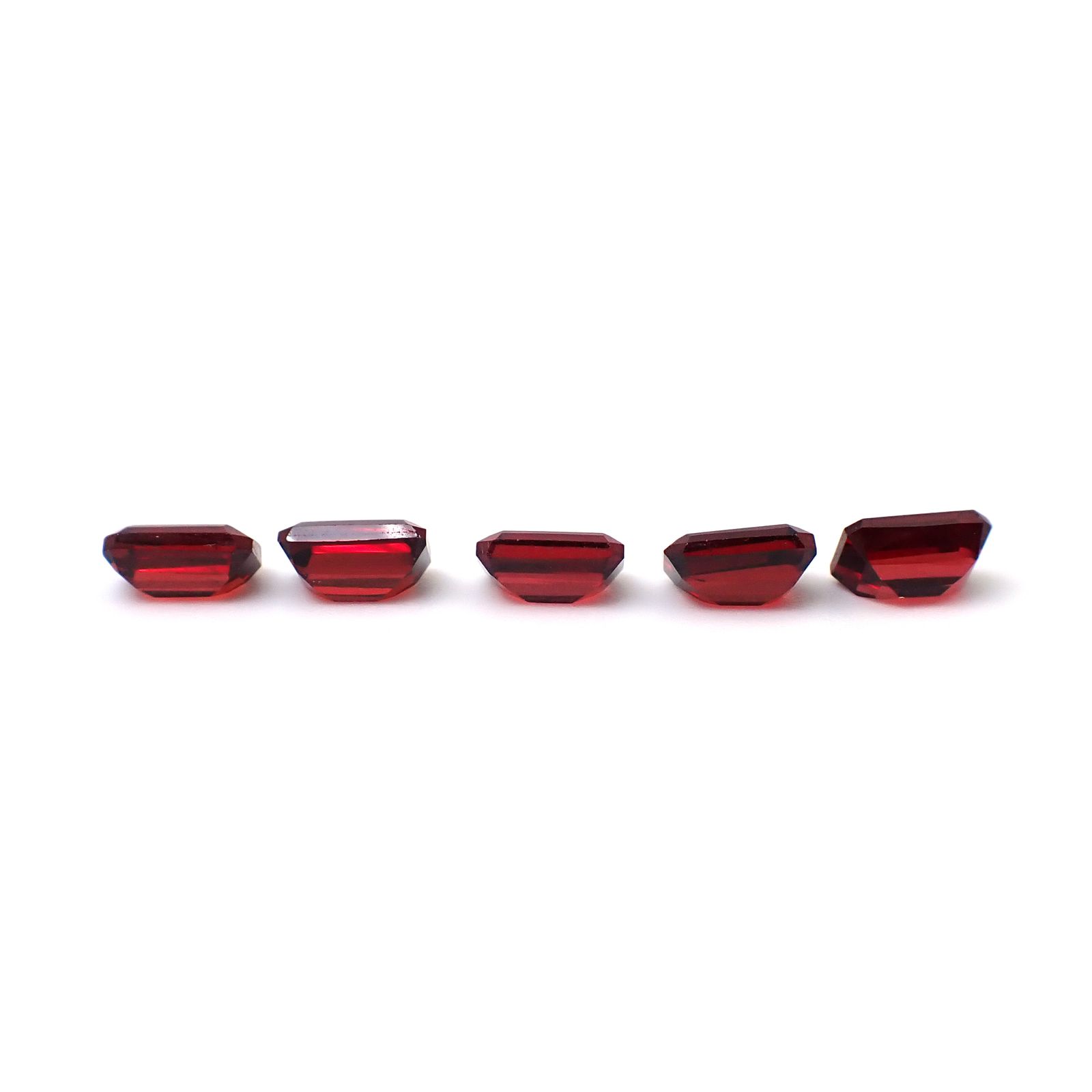◇ランダムセレクト◇パイラルスパイトガーネット モザンビーク産 約0.85ct / 6.1x4.1mm前後 [260532219]