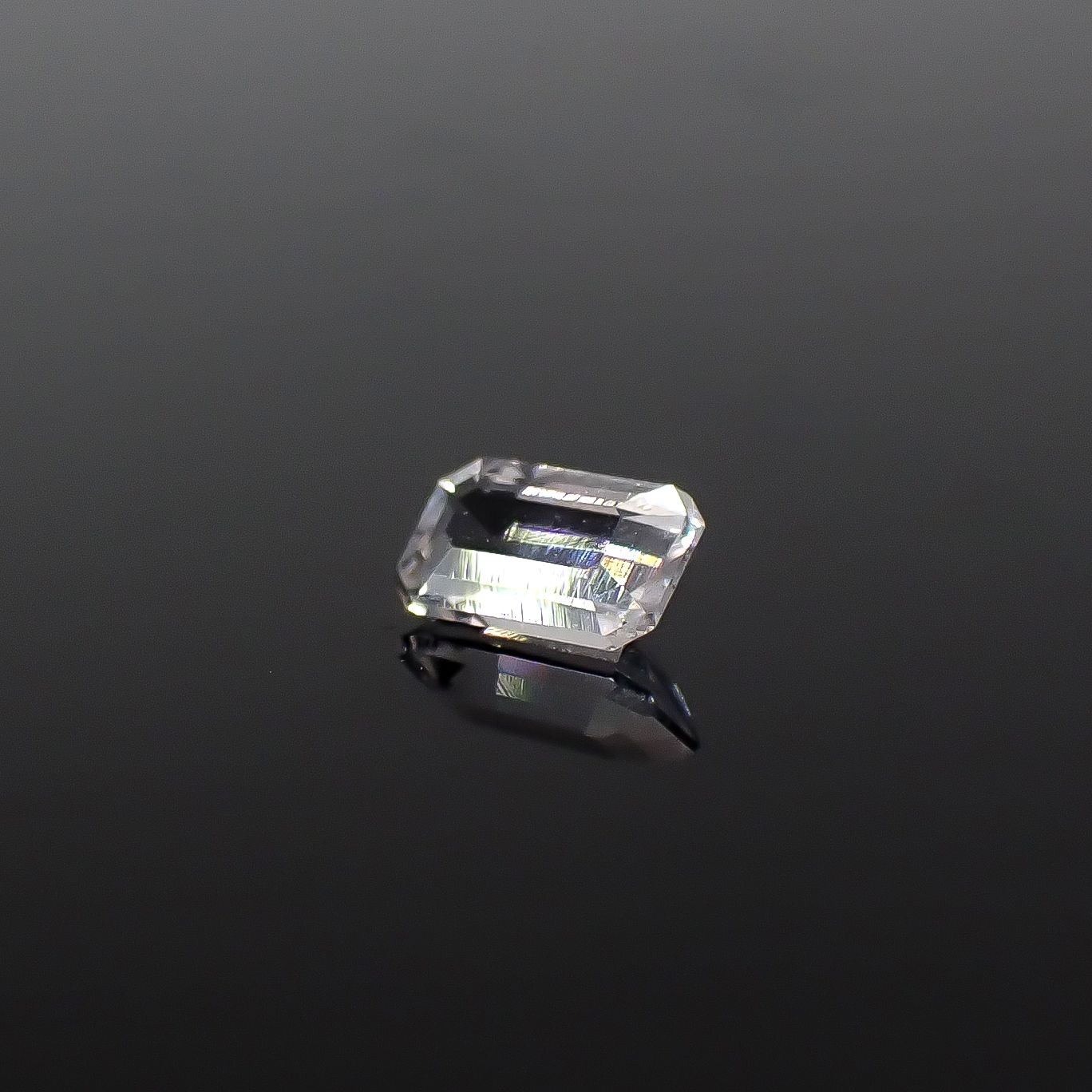 テネブレッセンススキャポライト アフガニスタン産 0.22ct / 5x3mm前後 [260432041]