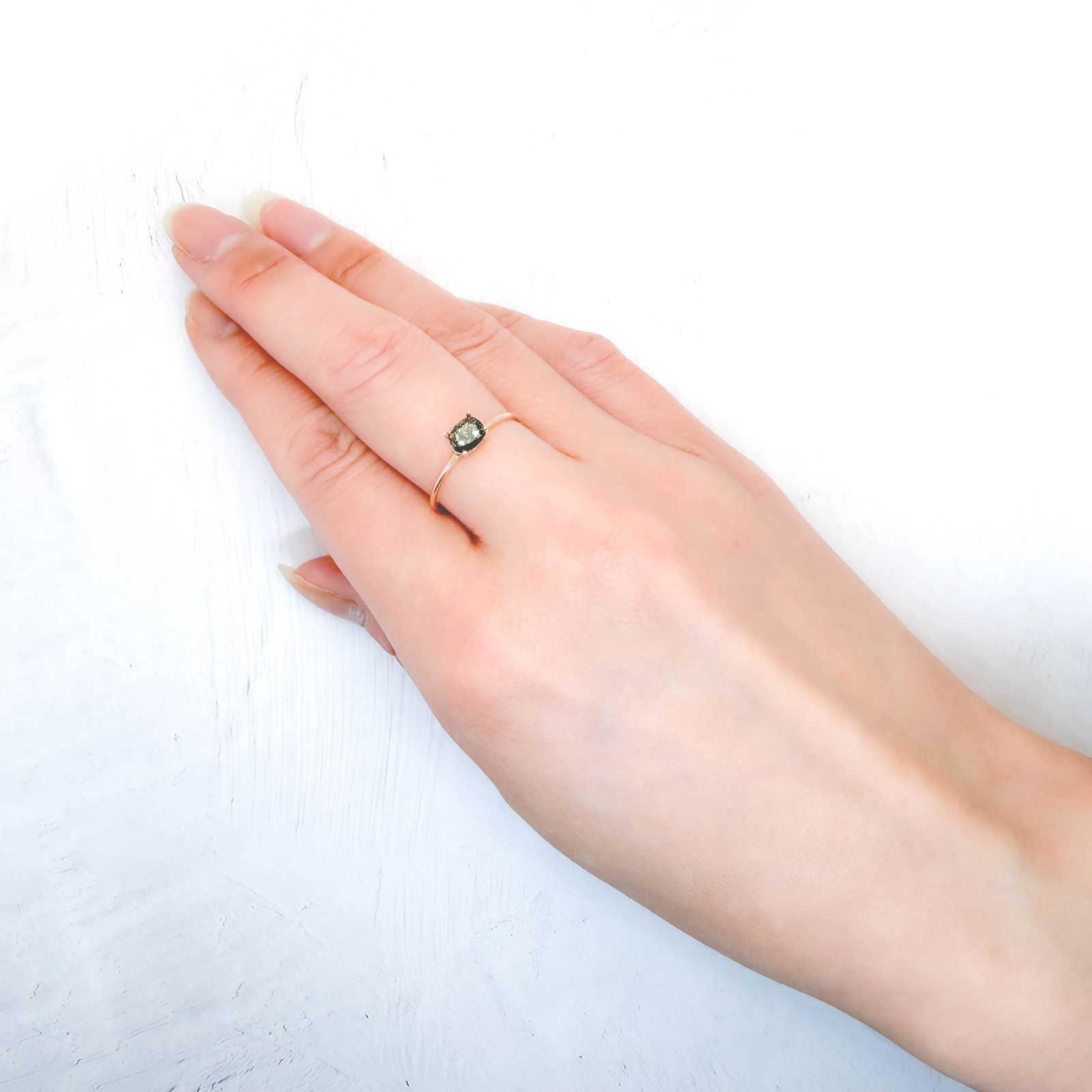 パイライトインエメラルド コロンビア産 0.38ct / 5.4x4.2mm前後 [260532124]