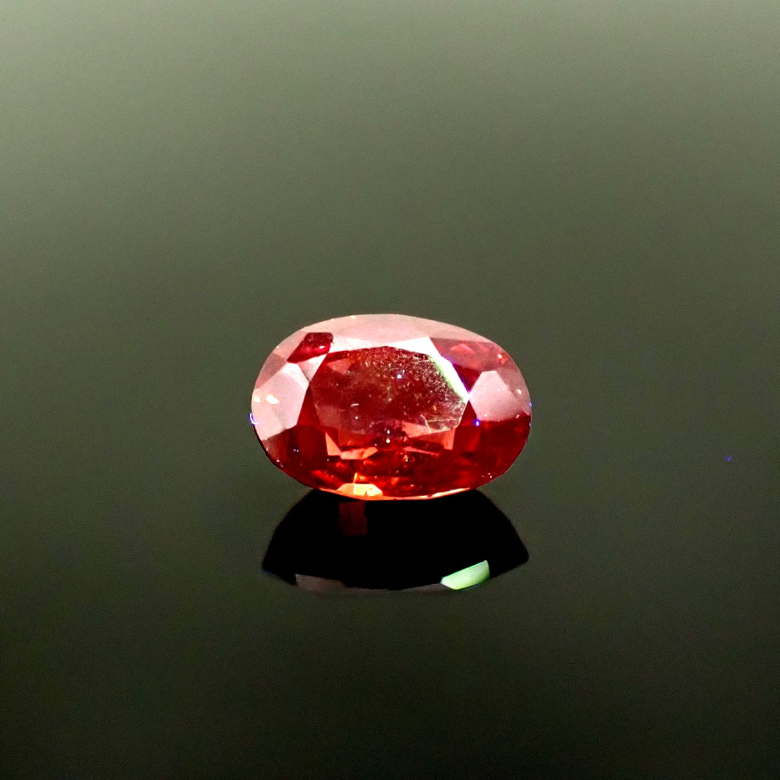 レッドスピネル タンザニア産 1.07ct / 6.8x4.9mm前後 [260118233]